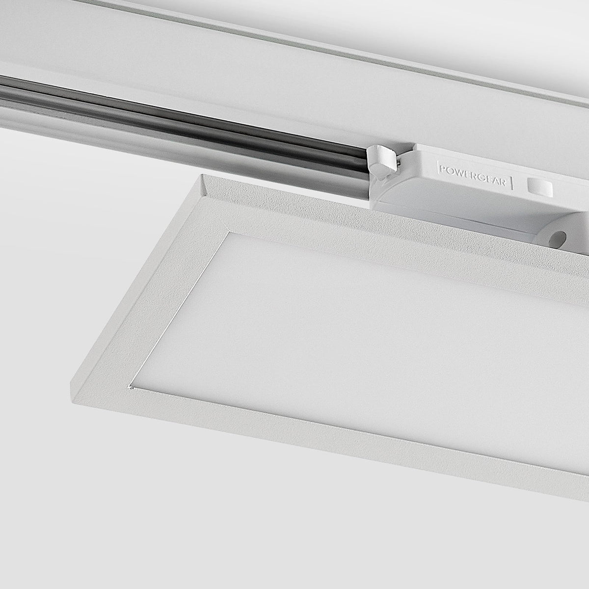 LED-panel Hairis for 3-fase skinne hvit 30 cm sammen med andre lys på skinne