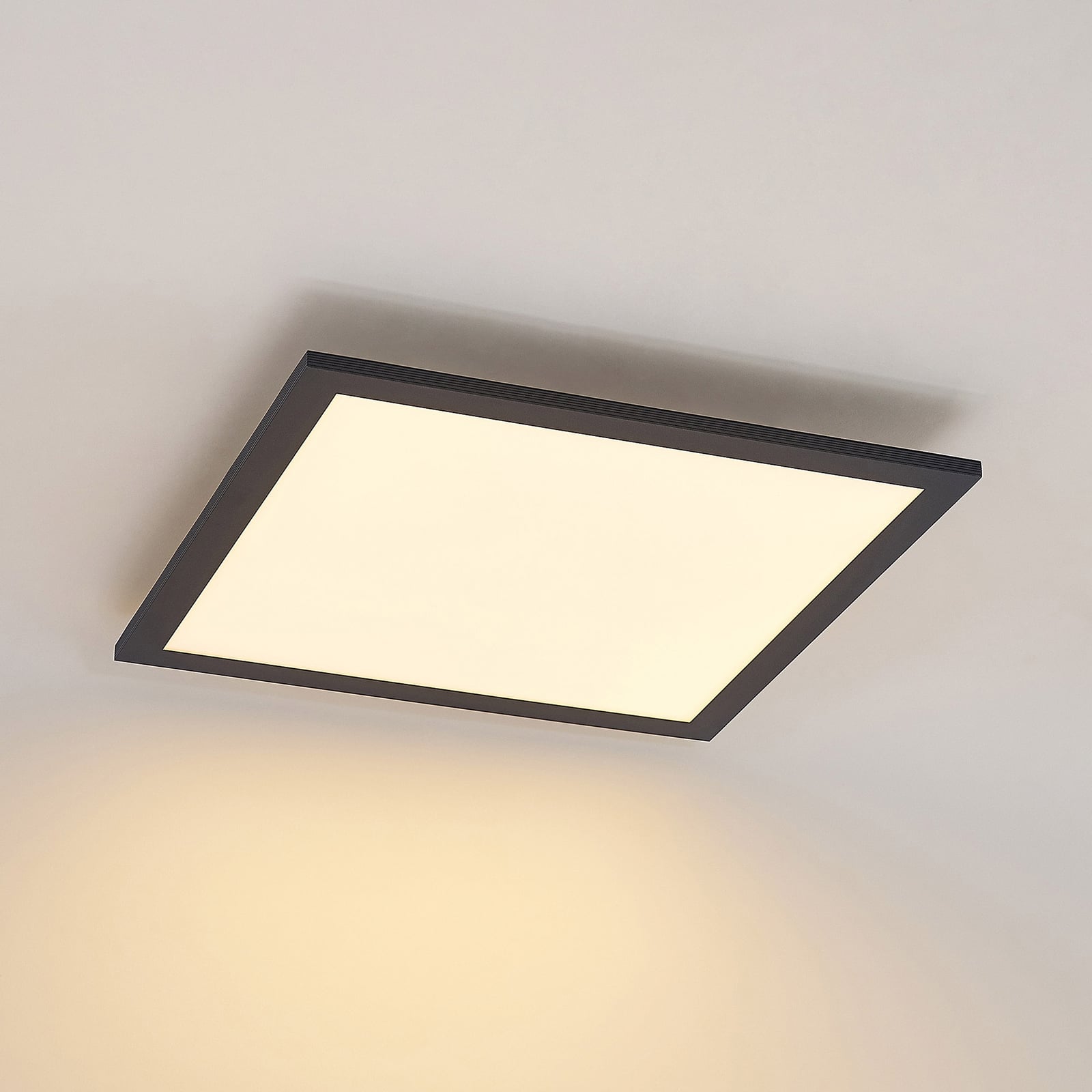 Nærbilde av LED-panel Nelios dimbar CCT 40x40 cm svart aluminium