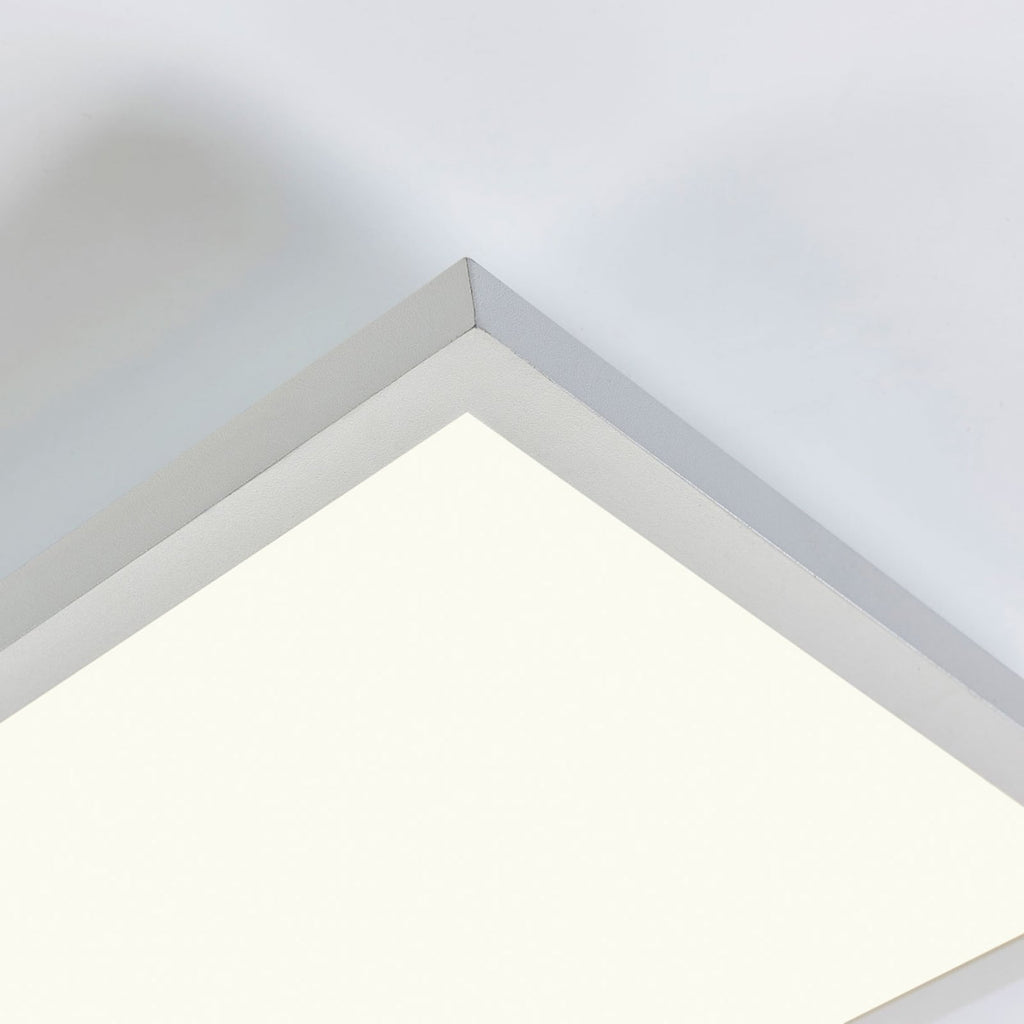 LED-panel Philia hvit 120x30 cm CCT dimbar fjernkontroll med fjernkontroll i bruk