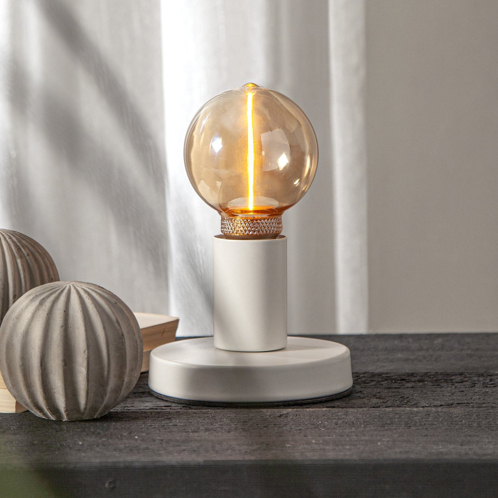 LED-pære DecoLED One G80 E27 2W amber bakside