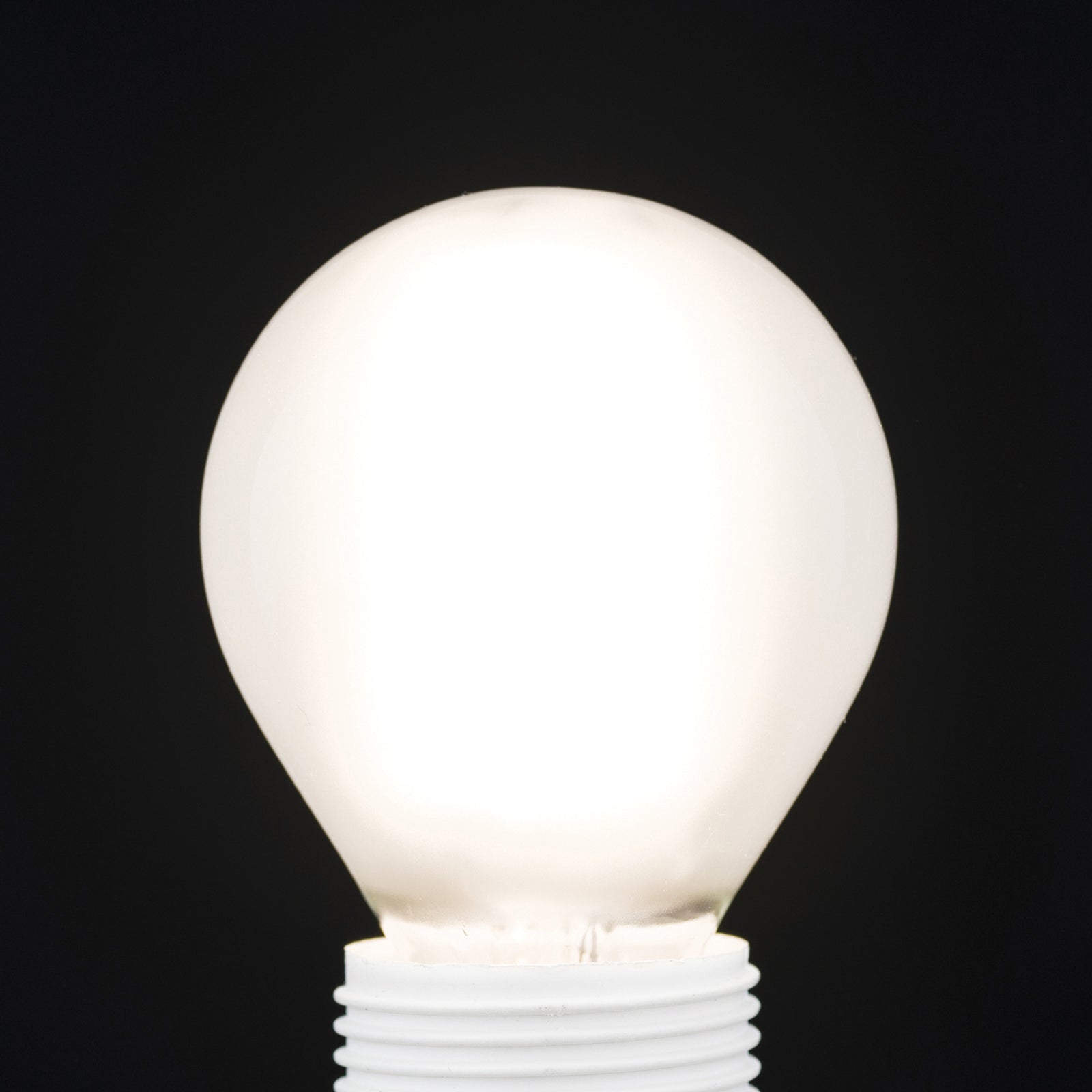 LED-pære dråpeform E14 5W 540lm 2700K matt dimbar - ORION montert i lampe