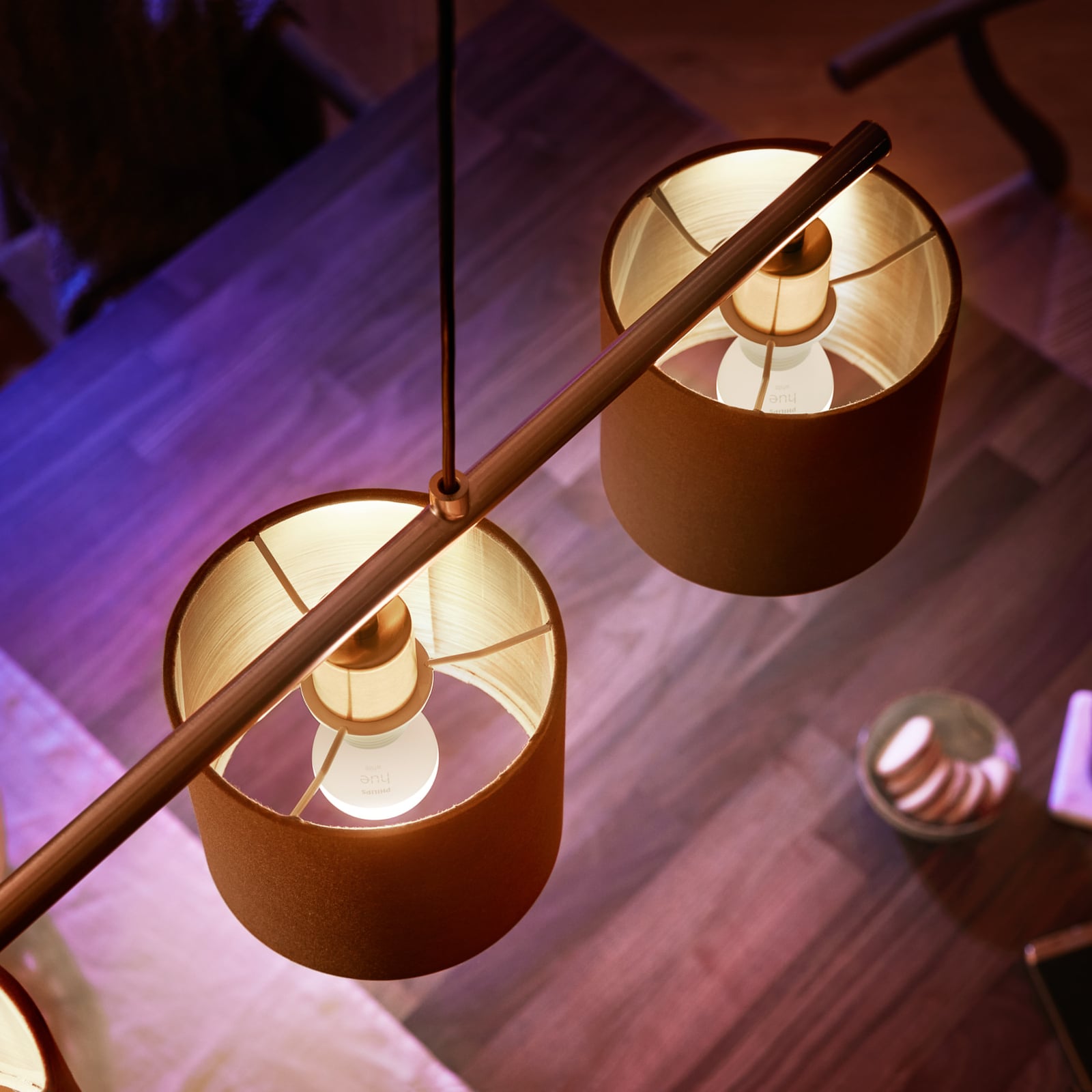 Detalj av LED-pære E14 dråpeform 5,7W 2700K dimbar Philips Hue sokkel