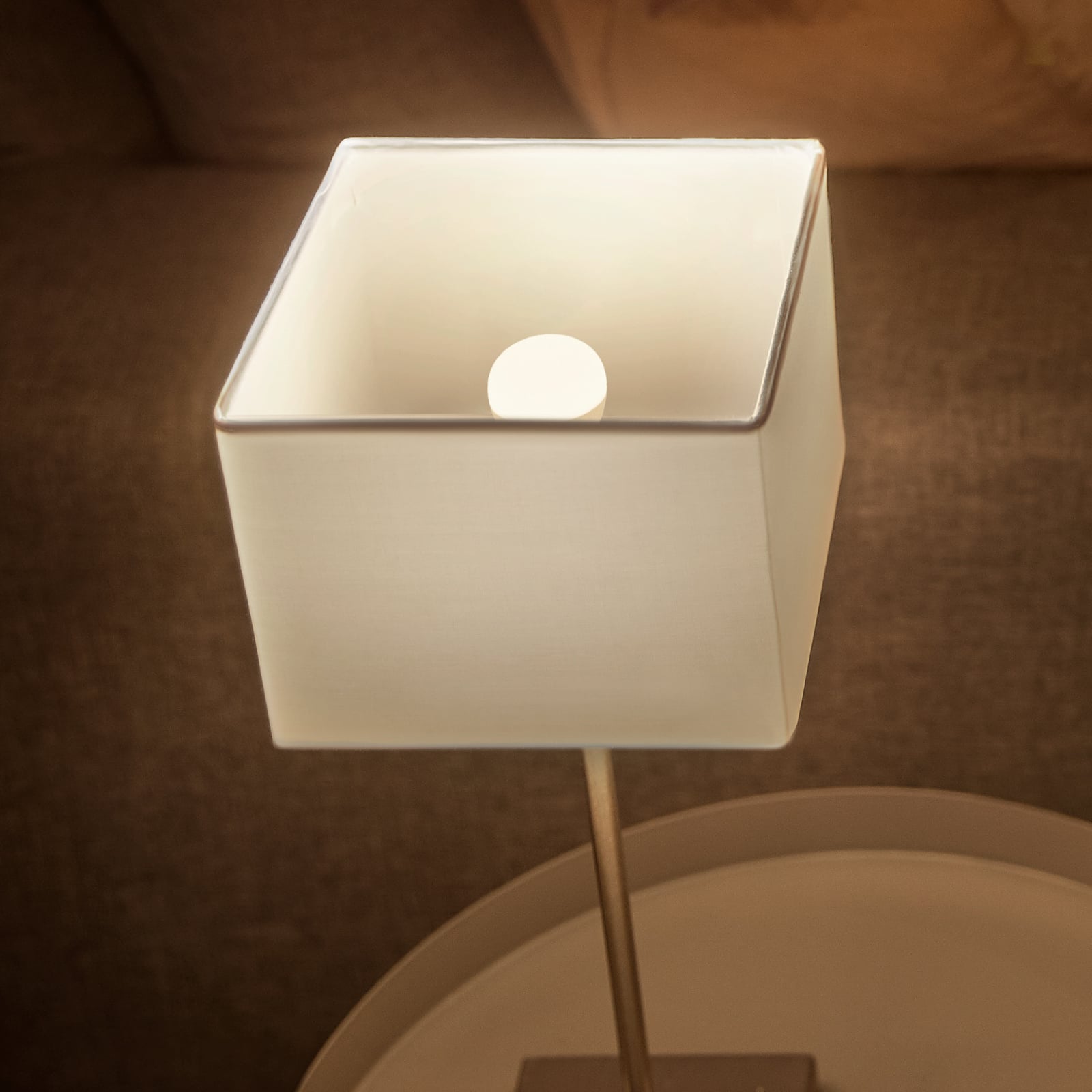 LED-pære E14 dråpeform 5,7W 2700K dimbar Philips Hue i bruk