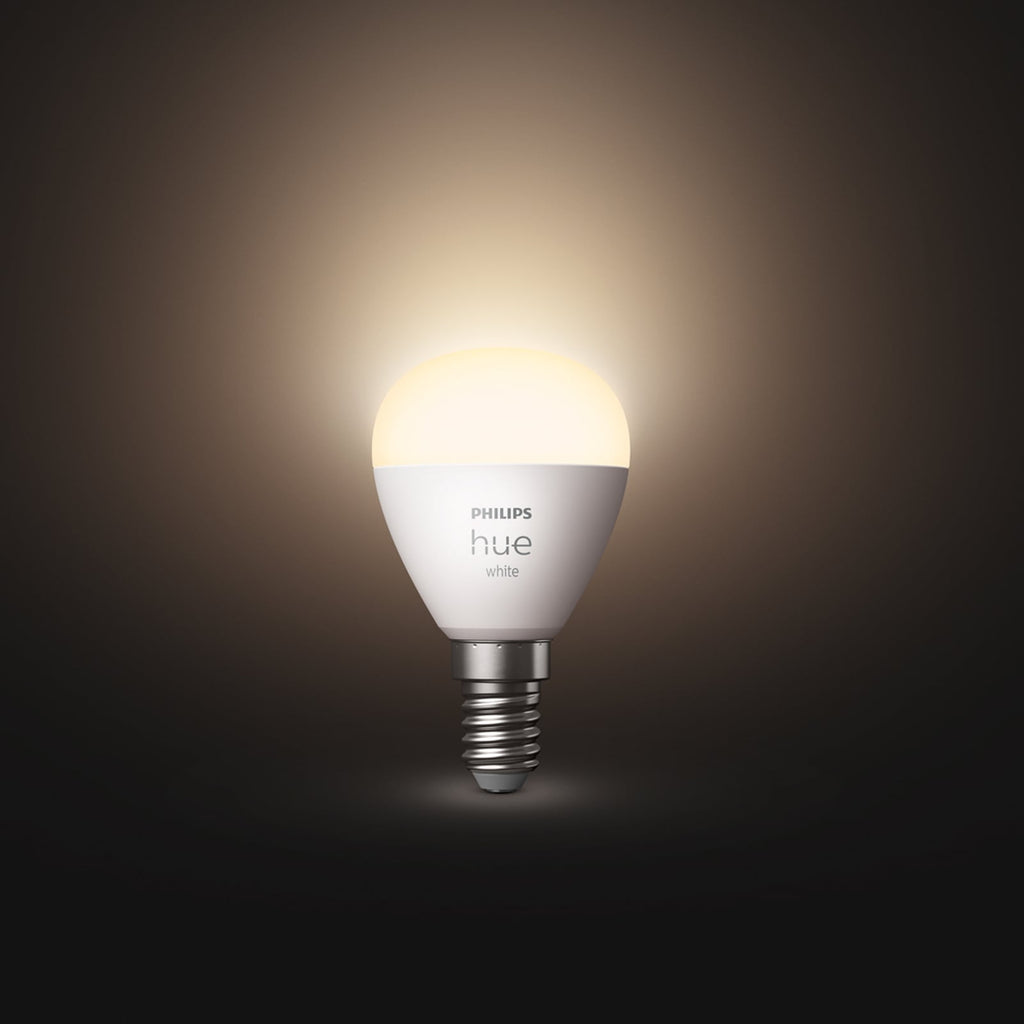 LED-pære E14 dråpeform 5,7W 2700K dimbar Philips Hue lys i mørkt rom