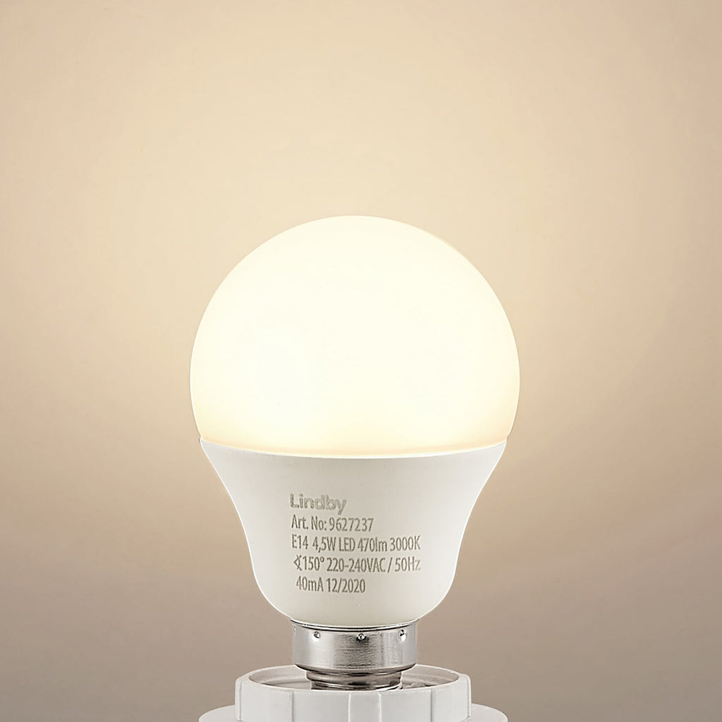 LED-pære E14 dråpeform 4,5W 3000K opal Lindby montert i lampe