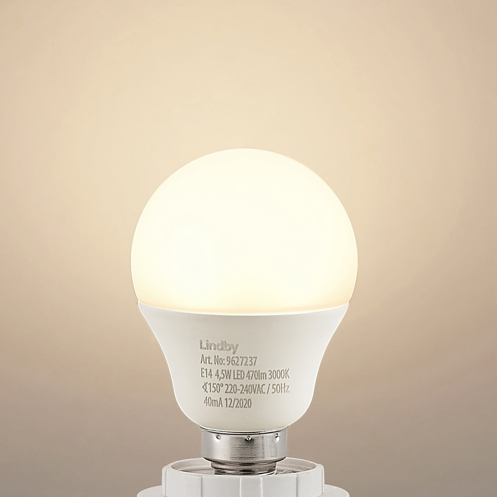 LED-pære E14 dråpeform 4,5W 3000K opal Lindby montert i lampe
