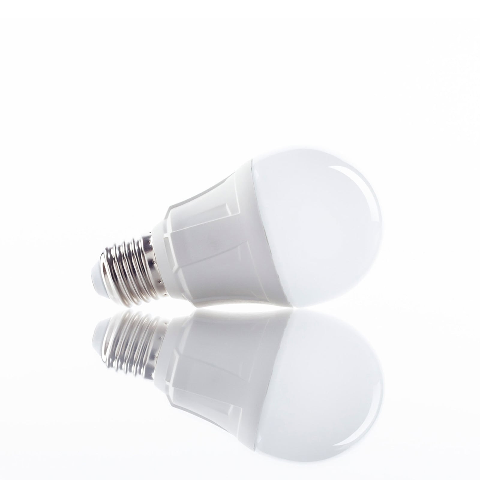 LED-pære E27 11W opal 3000K varmhvit 3-pack - Lindby bakside