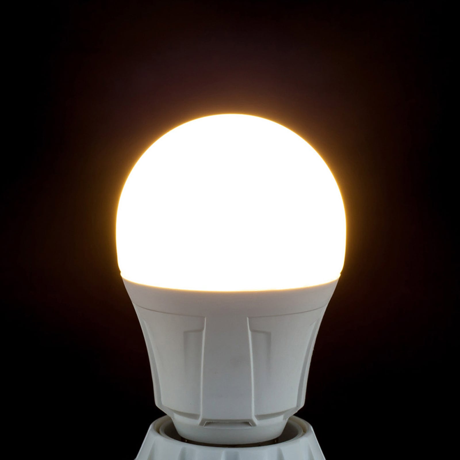 Detalj av LED-pære E27 11W opal 3000K varmhvit 3-pack - Lindby