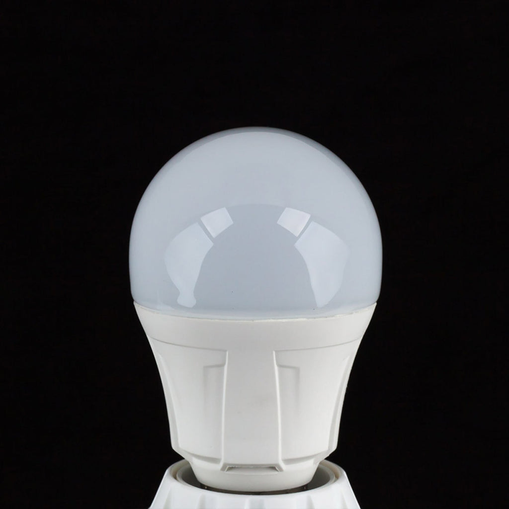 LED-pære E27 11W pæreform opal 3000K 1055 lm Lindby montert i lampe