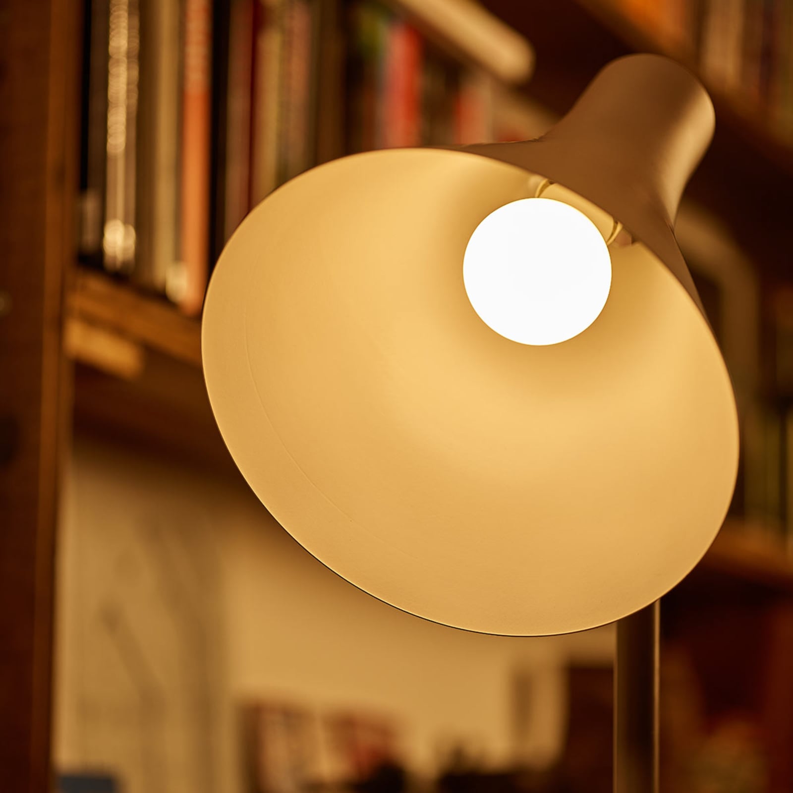 LED-pære E27 3,4W WarmGlow matt dimbar Ra90 - Philips nærbilde