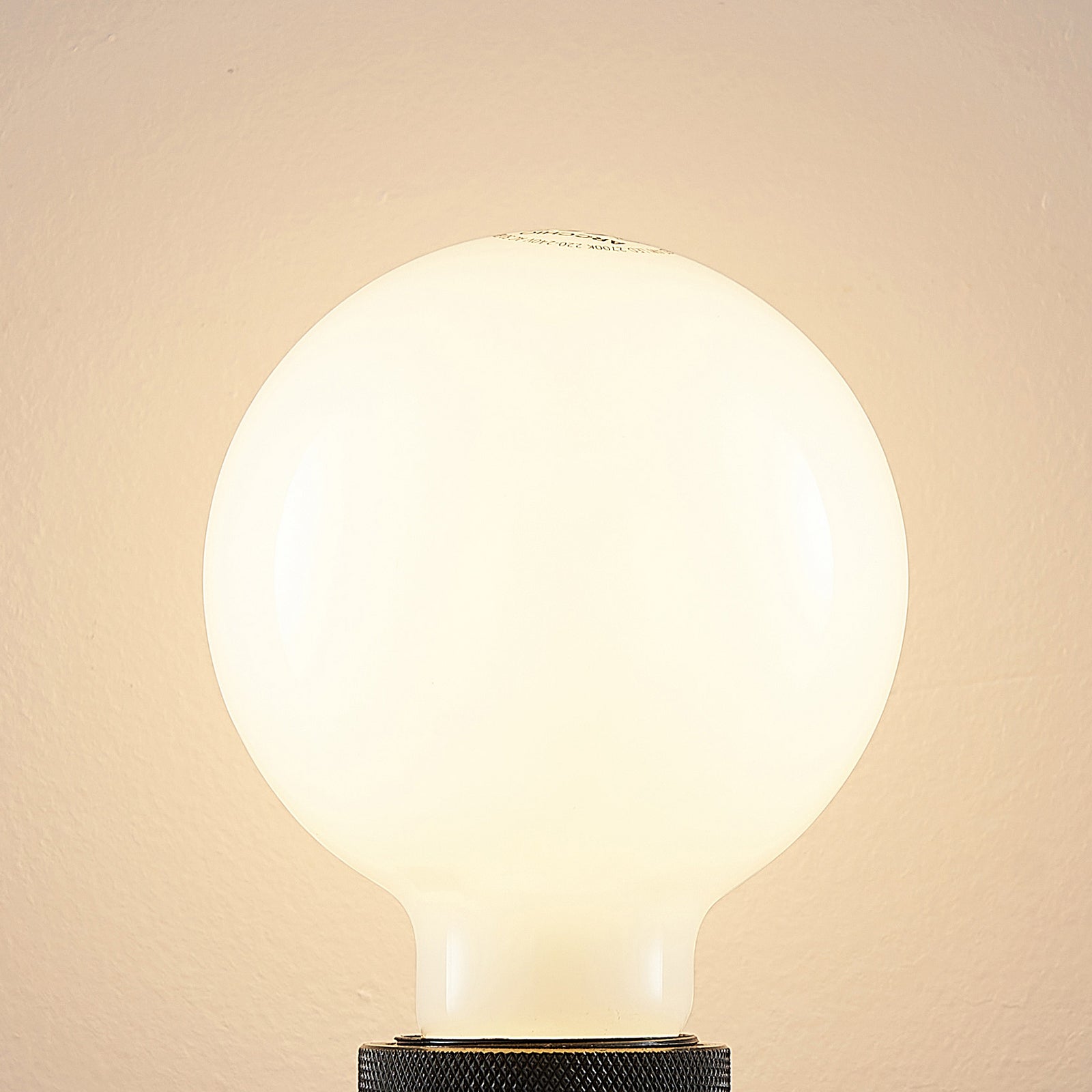 Nærbilde av LED-pære E27 4W G95 globe 2700K dimbar opal