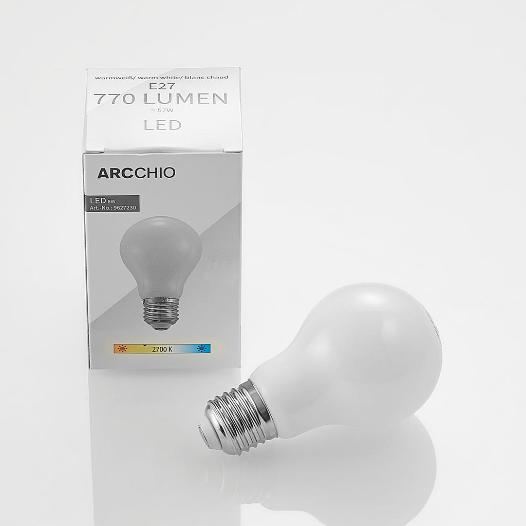 LED-pære E27 6W 2700K dimbar opal pæreform montert i lampe