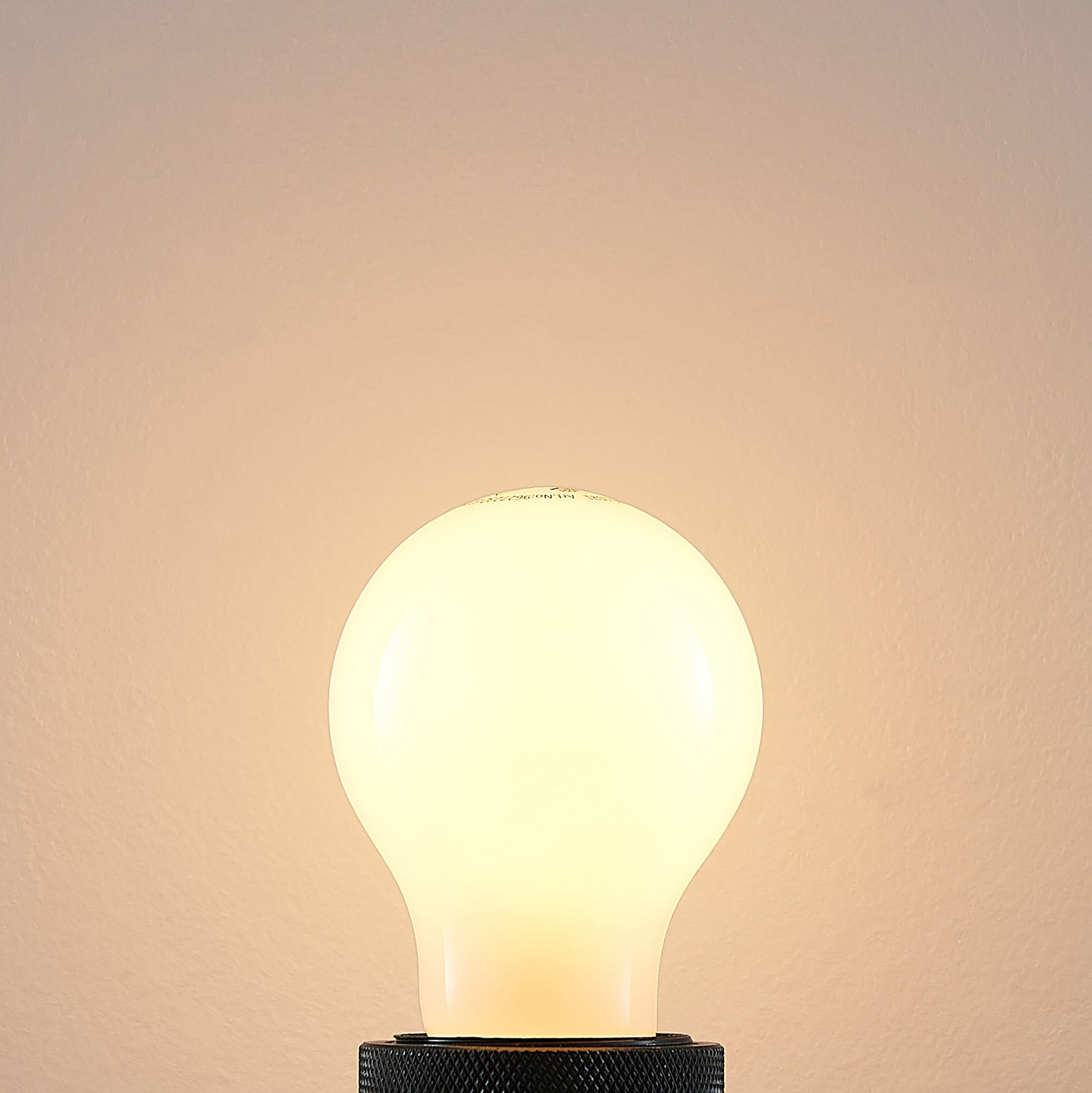 LED-pære E27 6W 2700K dimbar opal pæreform nærbilde