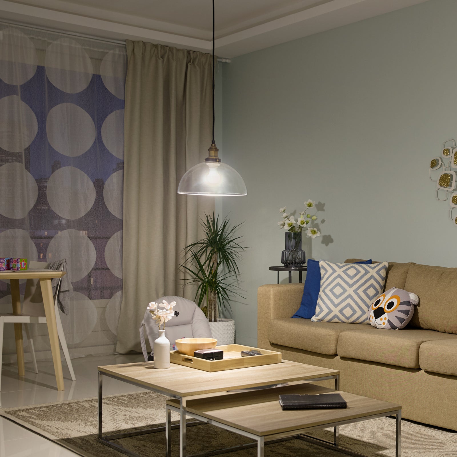 LED-pære E27 7W 806lm 2700K matt 6-pakning - Philips montert i lampe