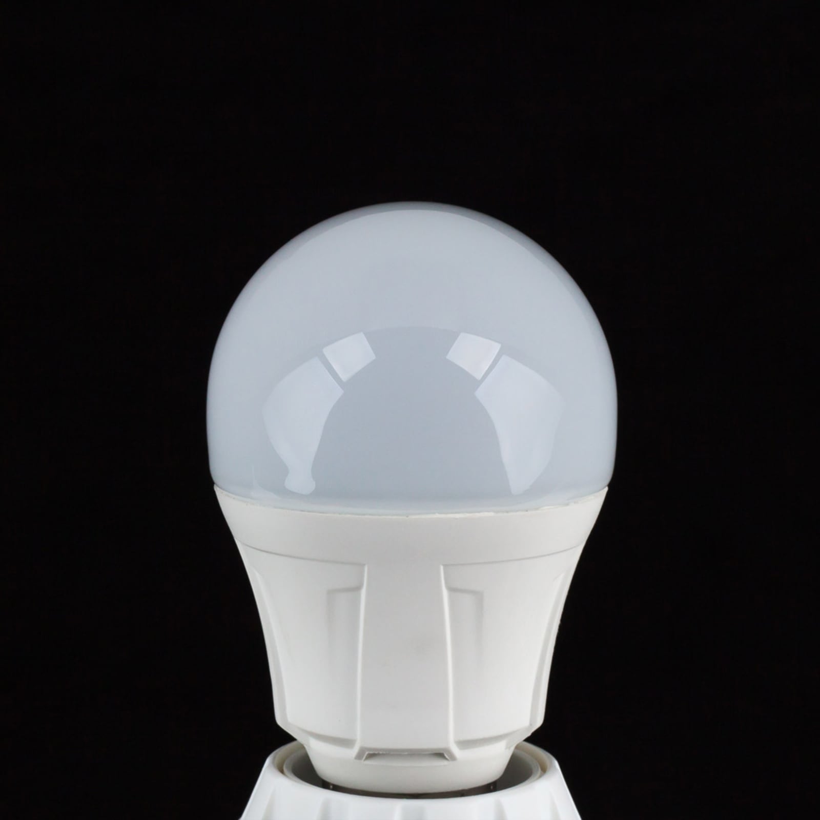 LED-pære E27 8,5W pæreform matt 3000K 806 lm - Lindby montert