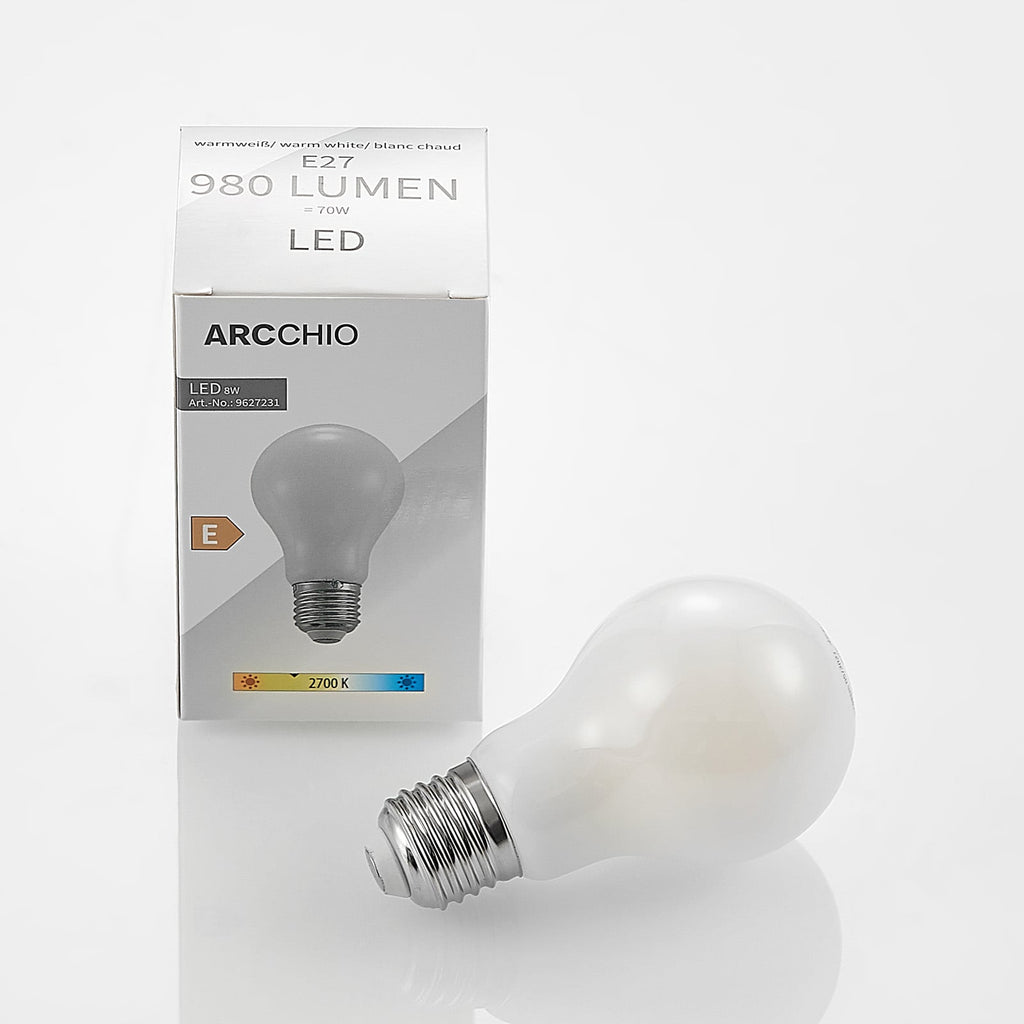 LED-pære E27 8W 2700K dimbar opal pæreform montert i lampe