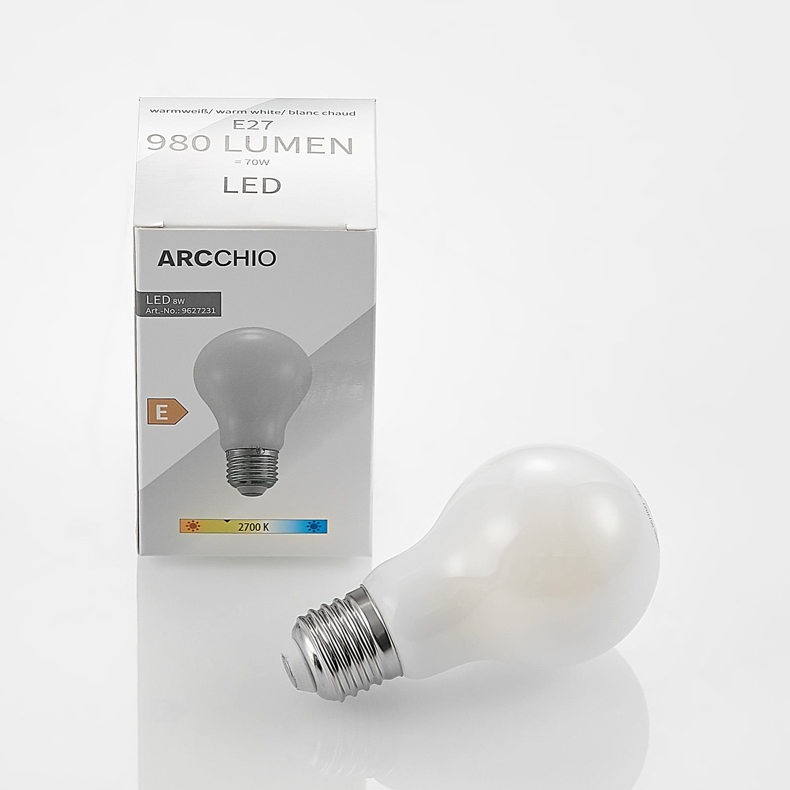 LED-pære E27 8W 2700K dimbar opal pæreform montert i lampe