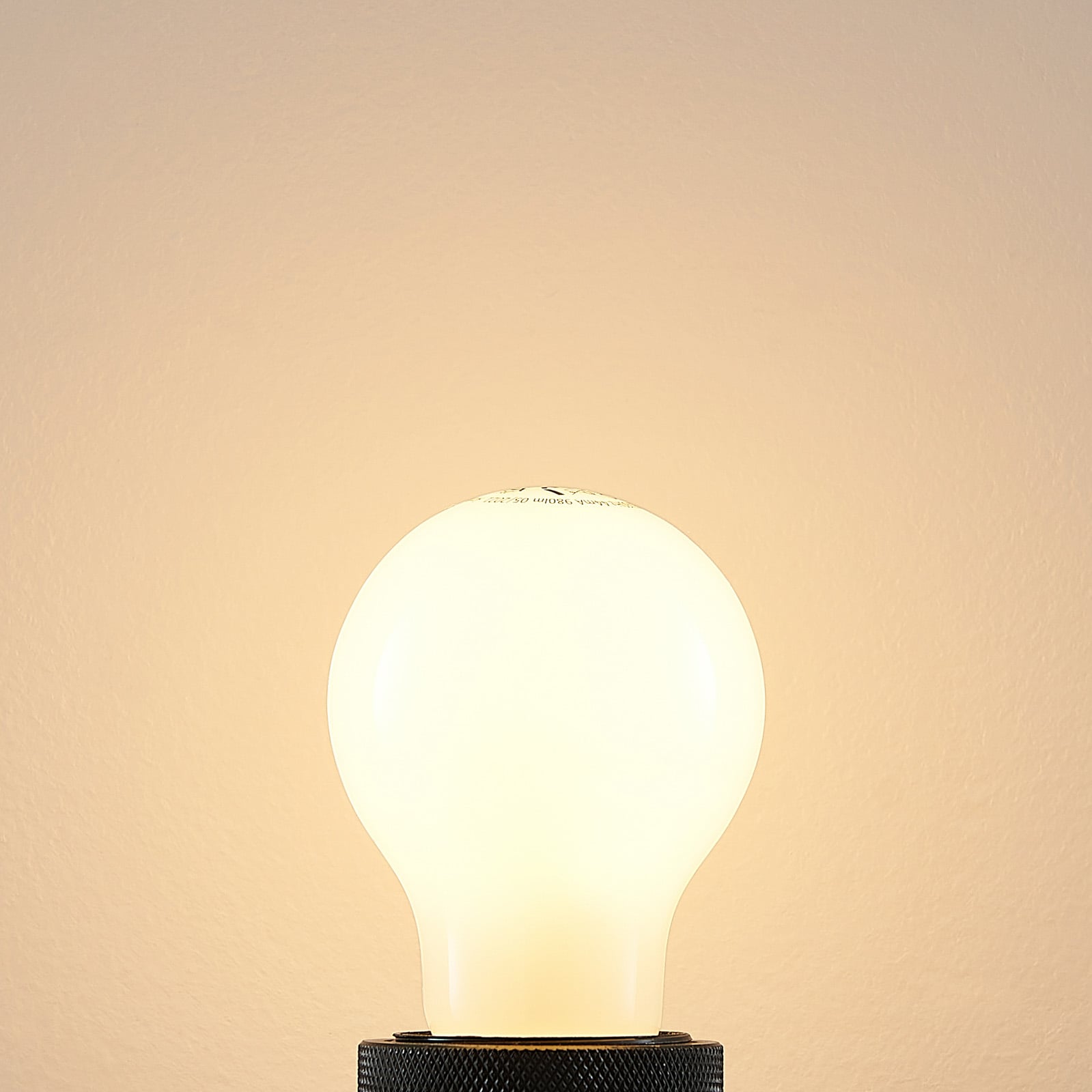 LED-pære E27 8W 2700K dimbar opal pæreform nærbilde