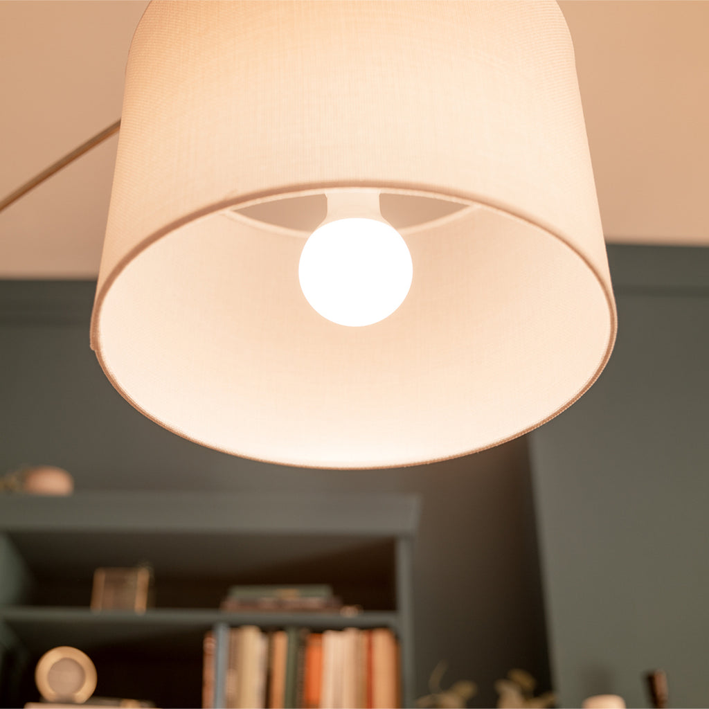 LED-pære E27 8W 806lm 2700K varmhvit matt 2-pakning Philips montert