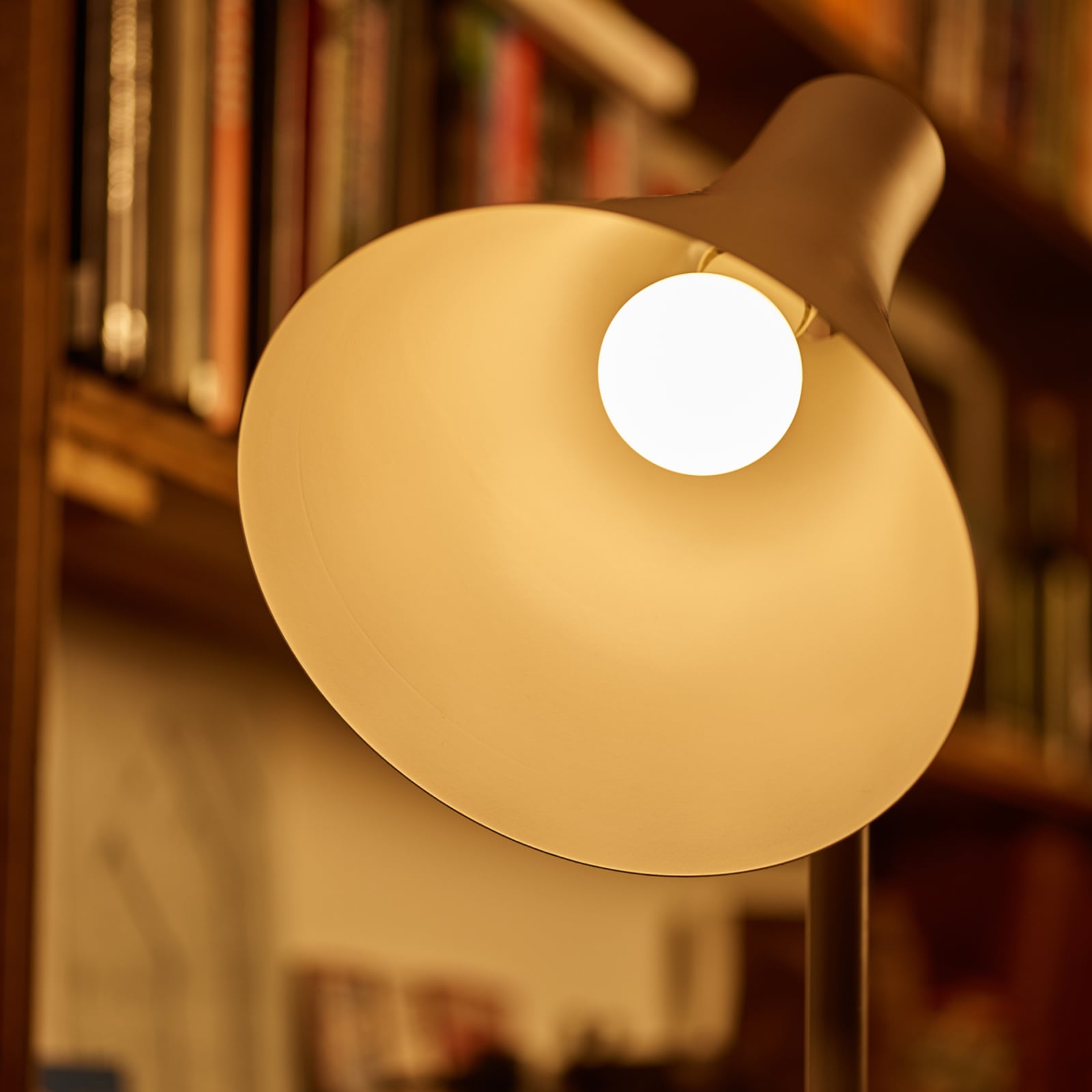 LED-pære E27 8W SceneSwitch 3-trinns dimming 2700K matt - Philips lys i bruk