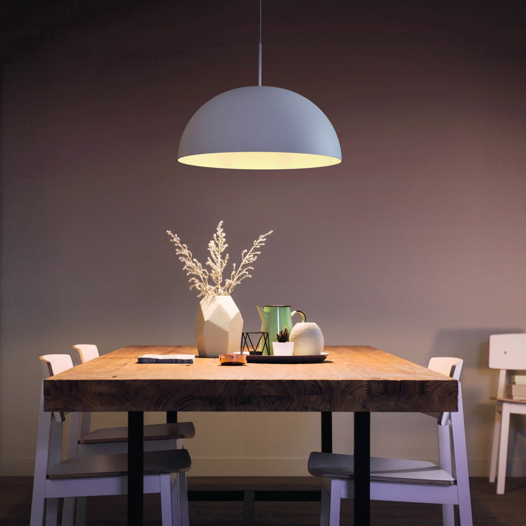 LED-pære E27 8W SceneSwitch 3-trinns dimming 2700K matt - Philips nærbilde av lysglimt