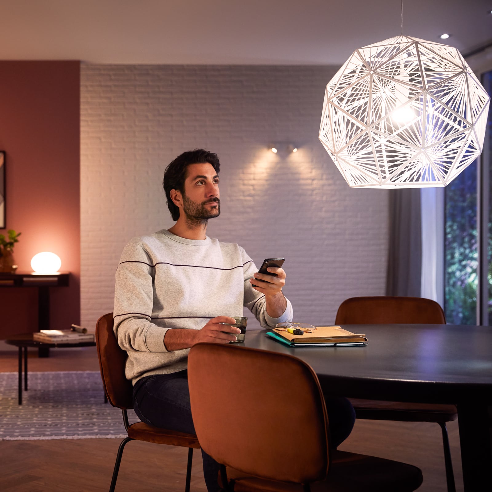 LED-pære E27 9W varmhvit dimbar Bluetooth Zigbee 2-pk Philips Hue i bruk