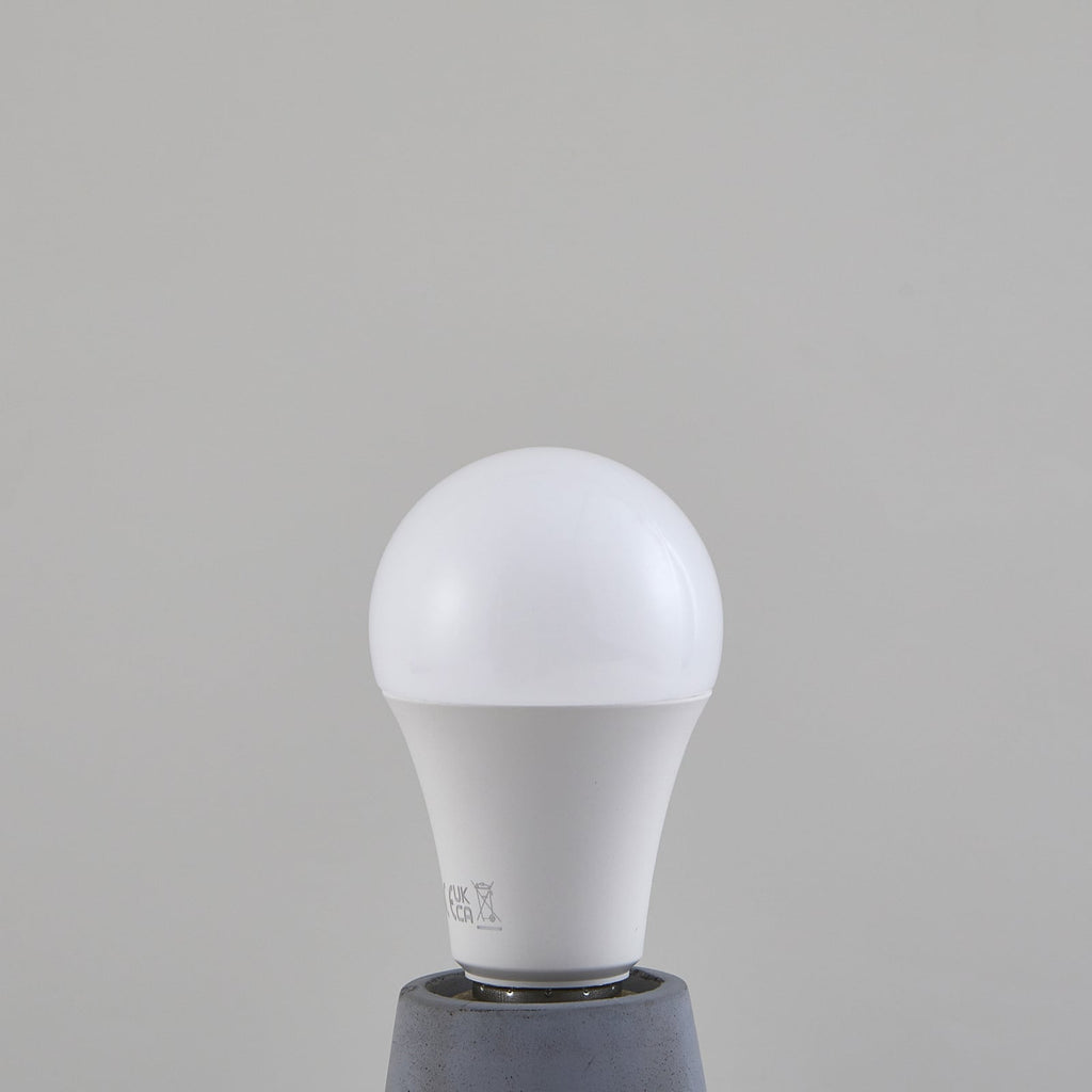 LED-pære E27 A60 3,8W 4000K 806lm opal montert i lampe