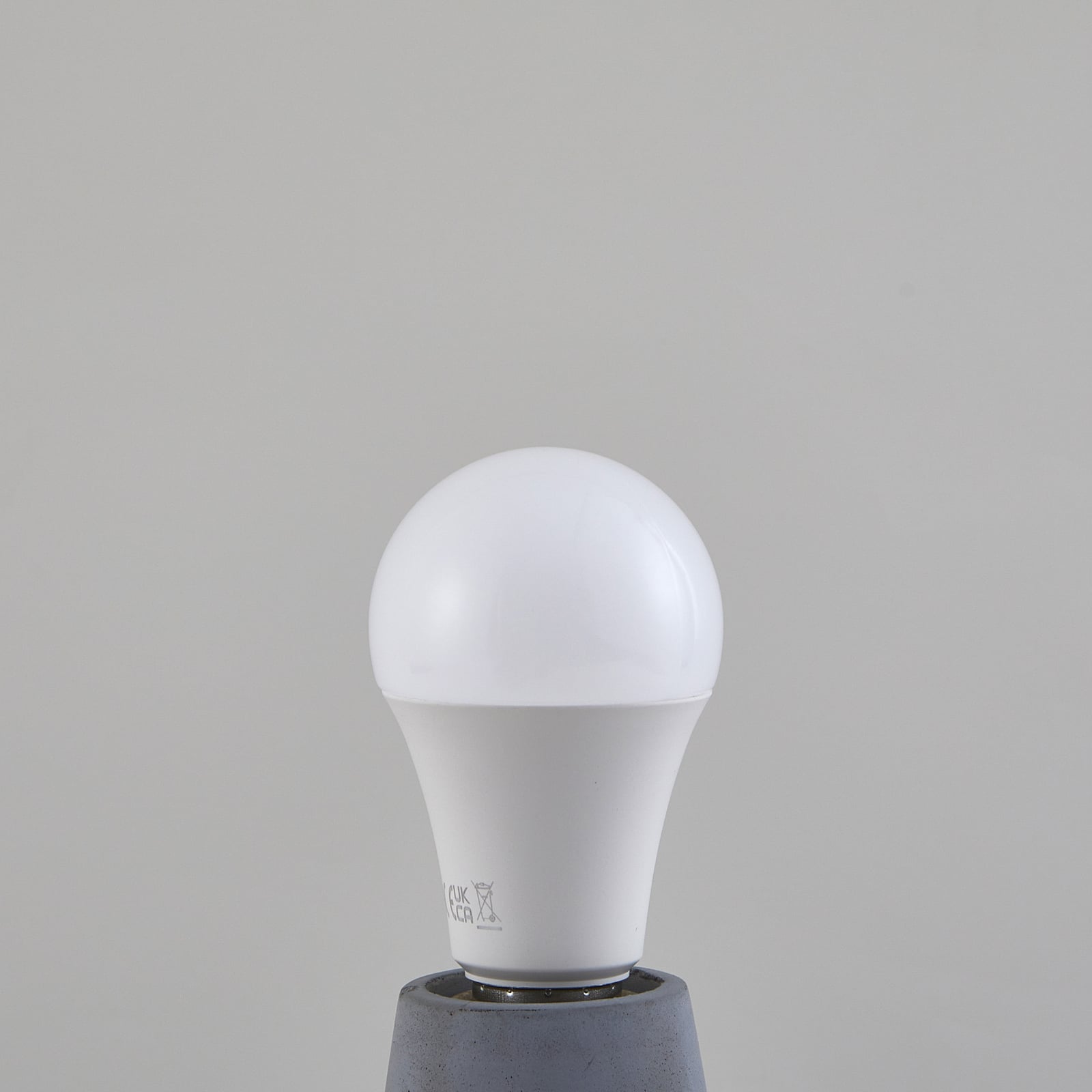 LED-pære E27 A60 3,8W 4000K 806lm opal montert i lampe