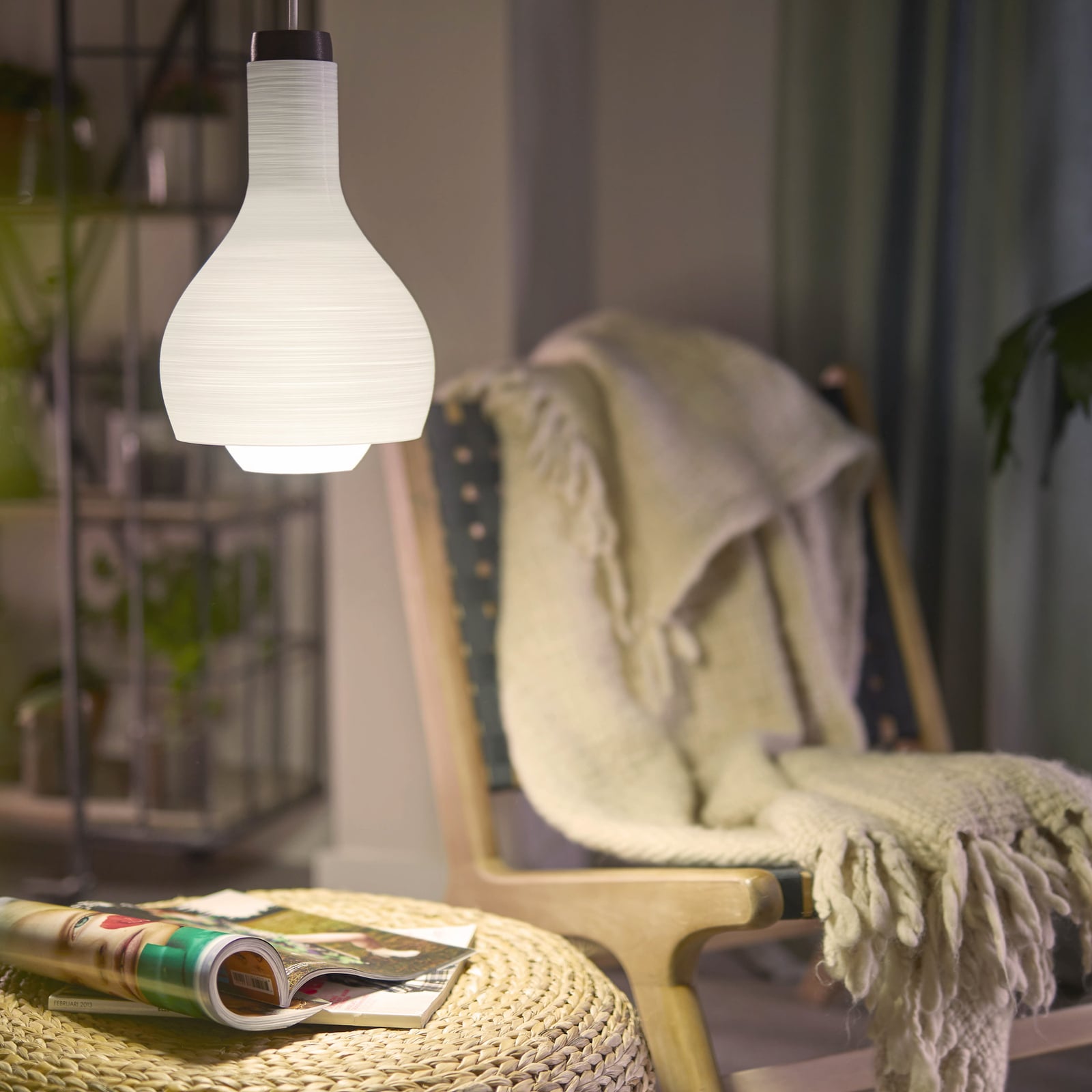 Bakside av LED-pære E27 A60 5,2W 2700K varmhvit matt Philips