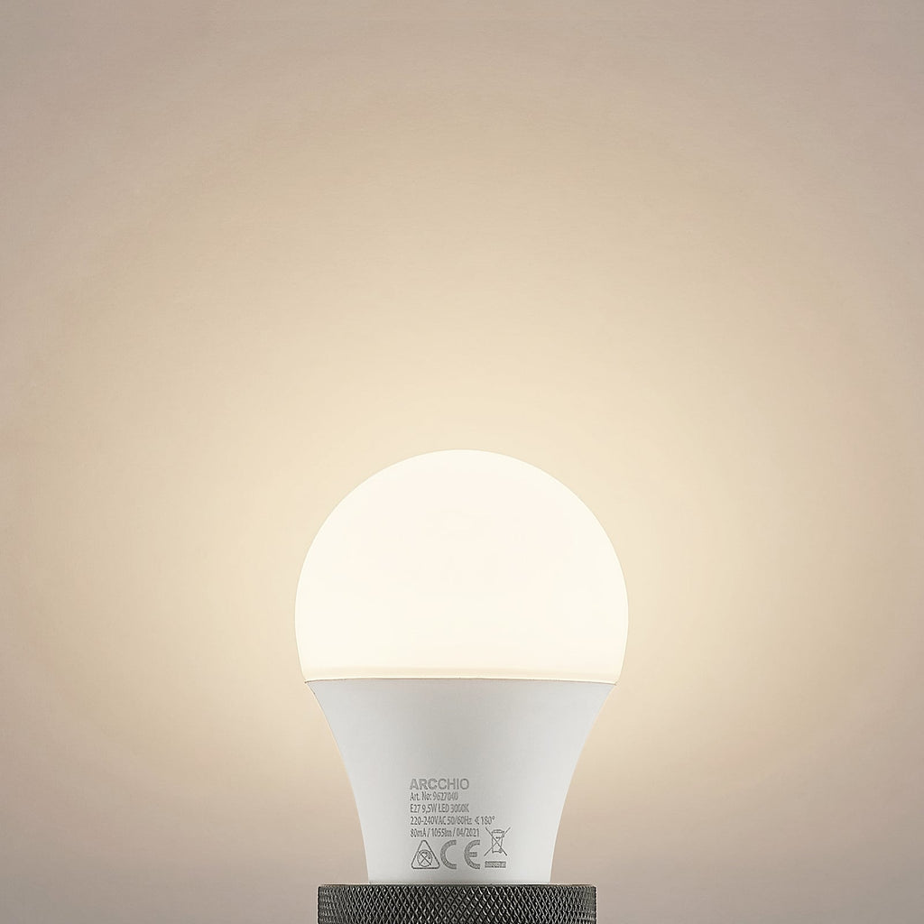 LED-pære E27 A60 9,5W opal 3000K 1055 lm montert i lampe