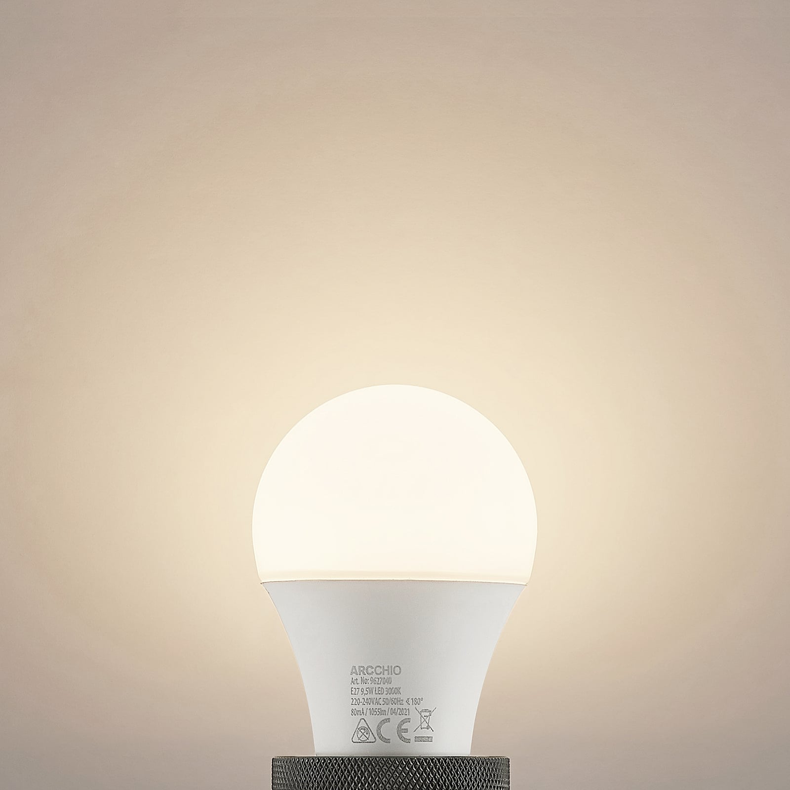 LED-pære E27 A60 9,5W opal 3000K 1055 lm montert i lampe