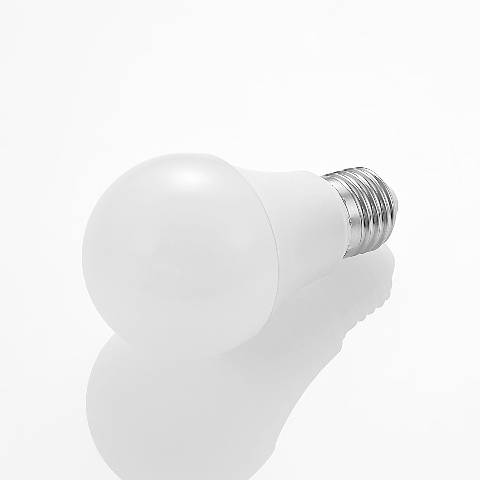 LED-pære E27 A60 9,5W 3000K opal montert i lampe