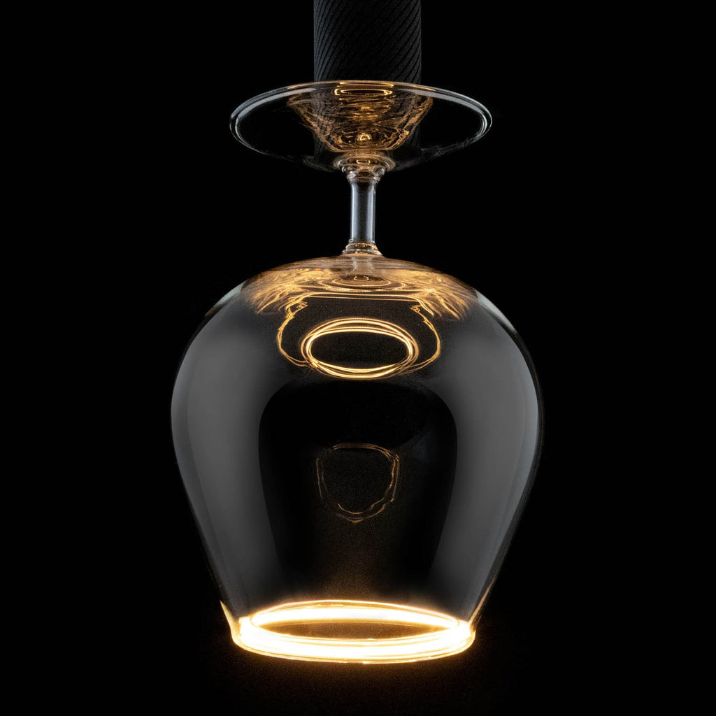 Detalj av LED-pære Floating Cognac klar E27 6W 2200K dimbar