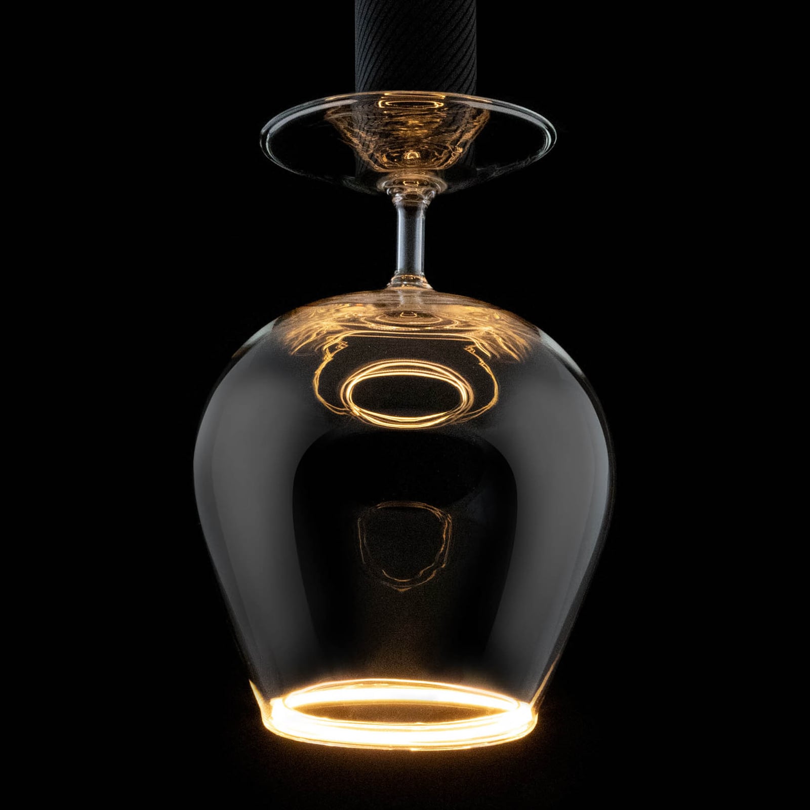 Detalj av LED-pære Floating Cognac klar E27 6W 2200K dimbar