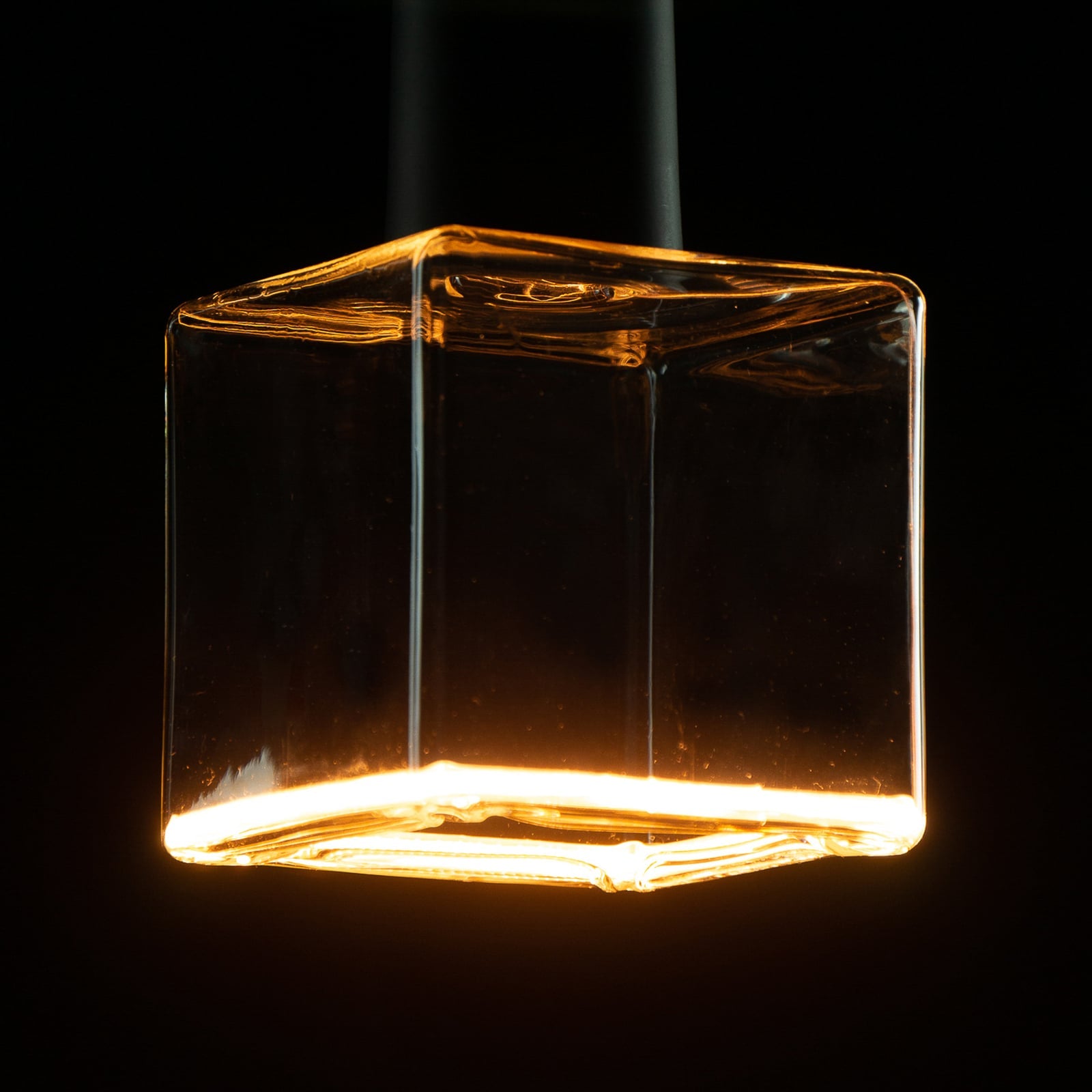 LED-pære Floating Cube E27 4,5W 2200K dimbar klar bakside