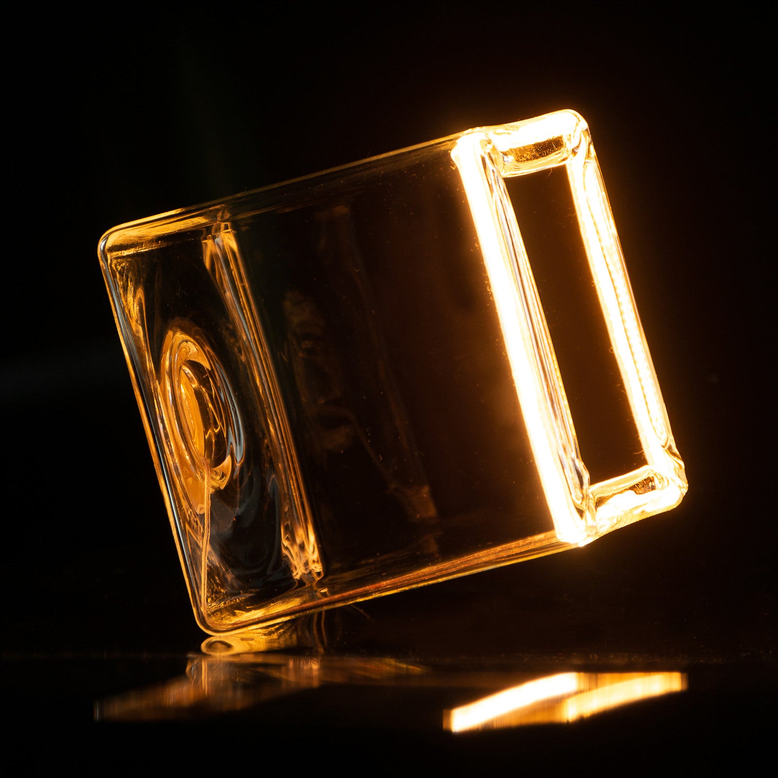 LED-pære Floating Cube E27 4,5W 2200K dimbar klar detalj