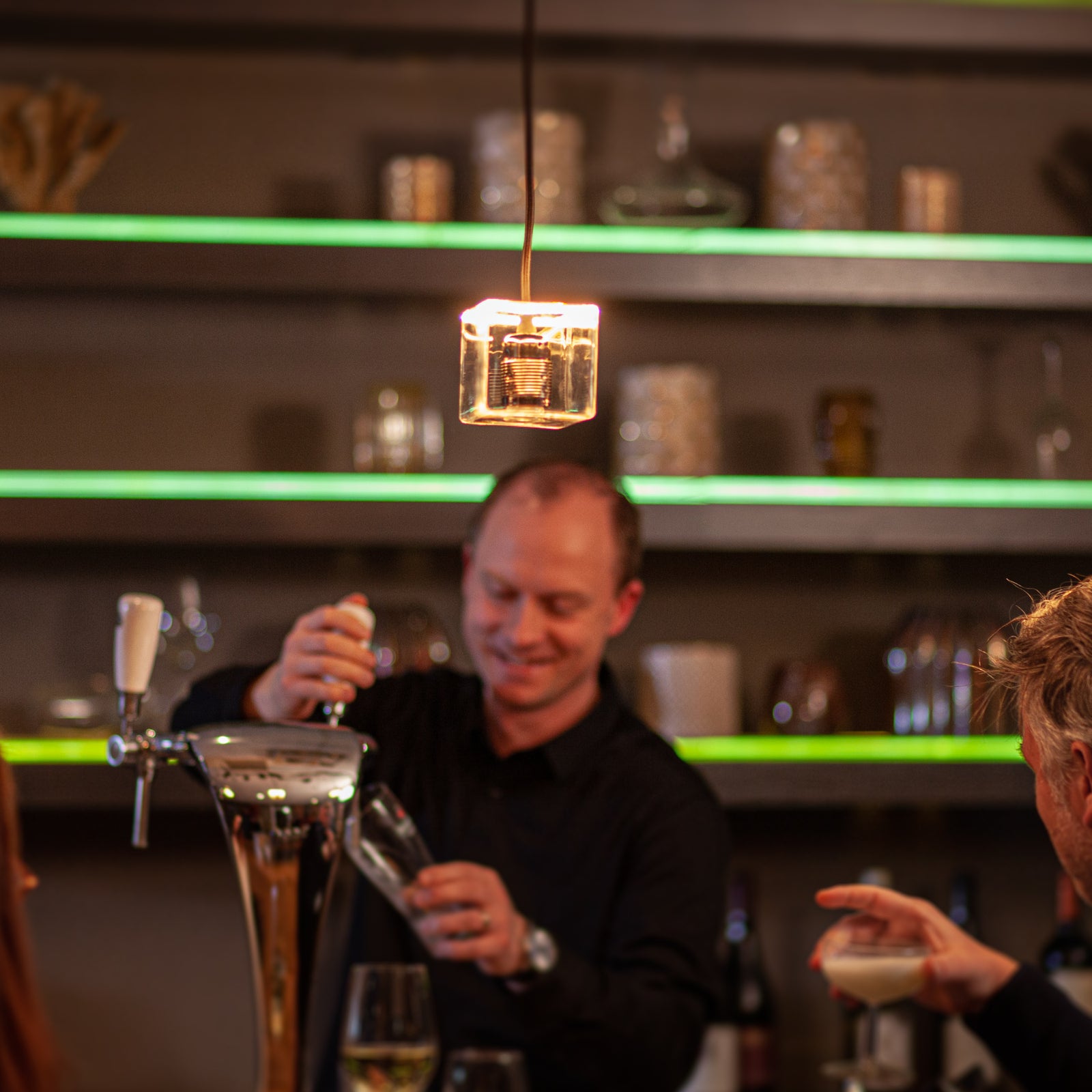 LED-pære Floating Cube E27 4,5W 2200K dimbar klar side