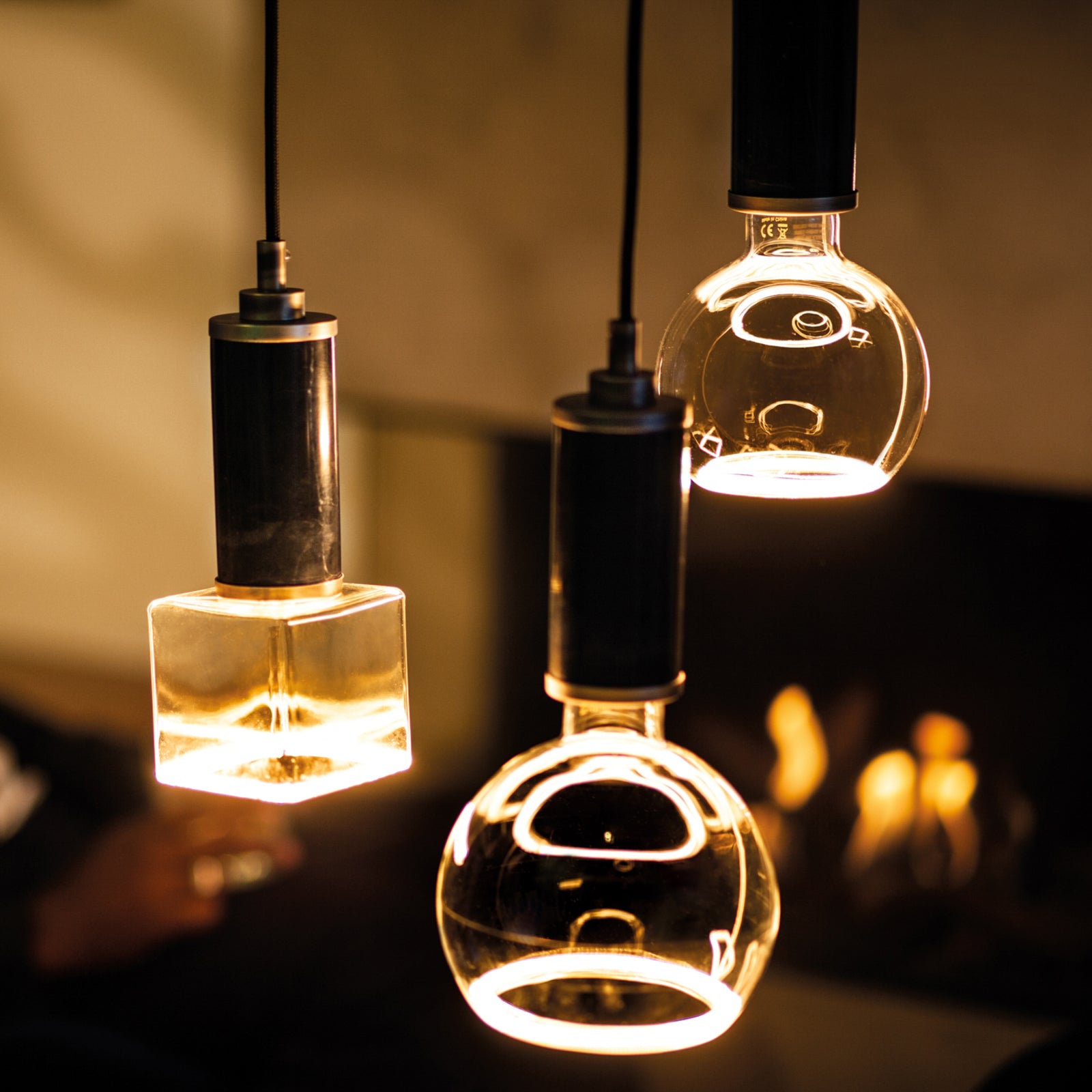 LED-pære Floating Cube E27 4,5W 2200K dimbar klar med lys