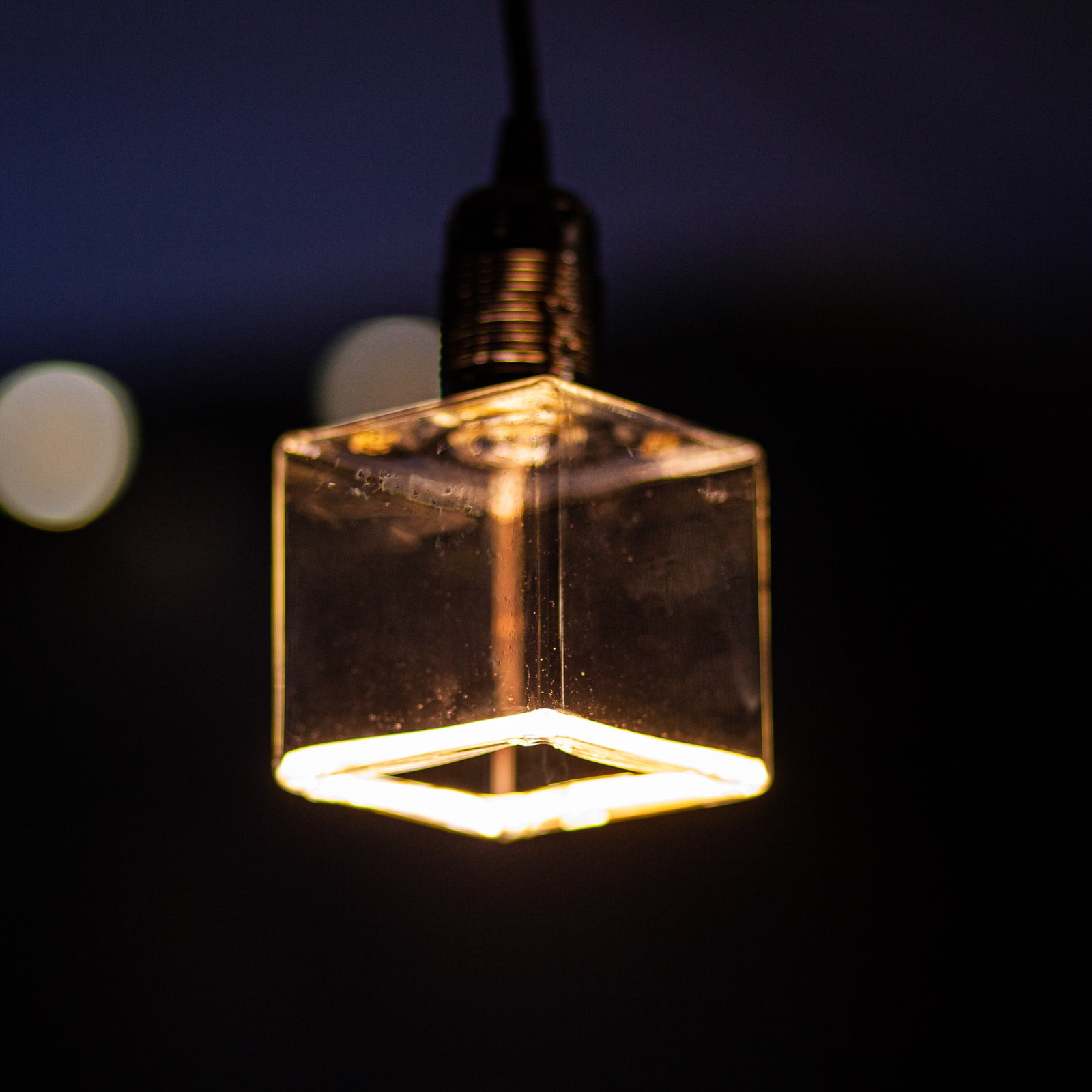 LED-pære Floating Cube E27 4,5W 2200K dimbar klar i bruk