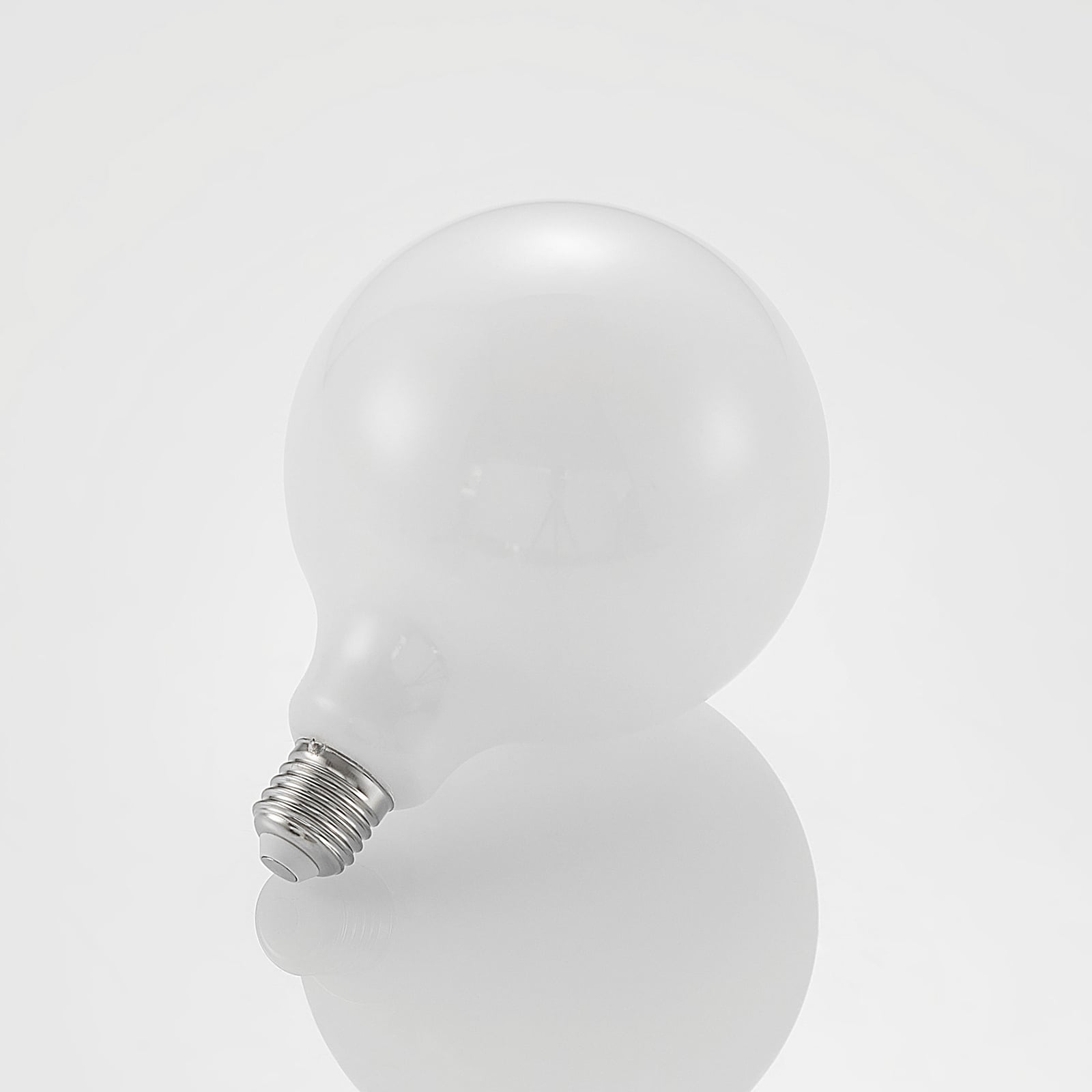 LED-pære G125 globe E27 8W 2700K dimbar opal detalj