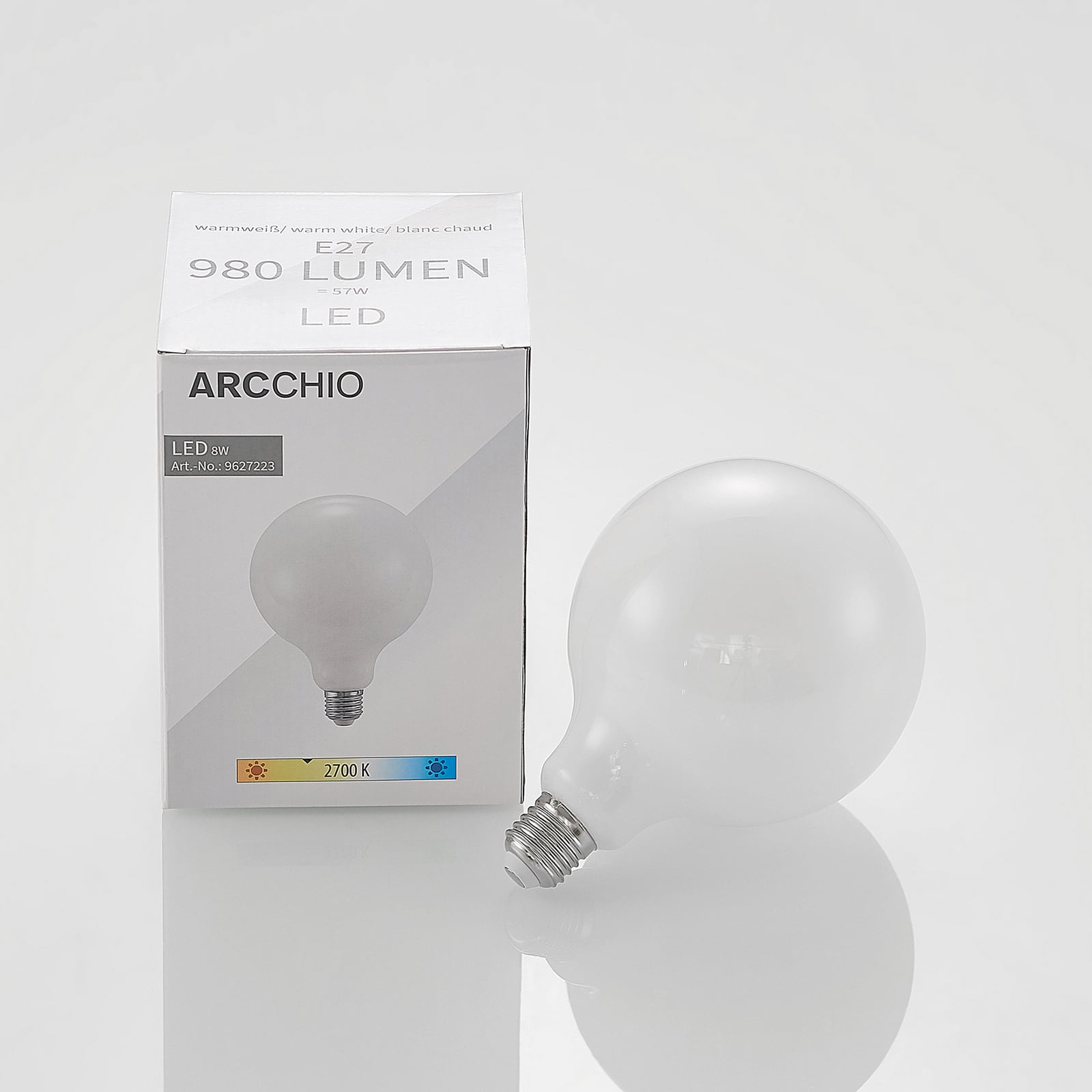 LED-pære G125 globe E27 8W 2700K dimbar opal montert i lampe