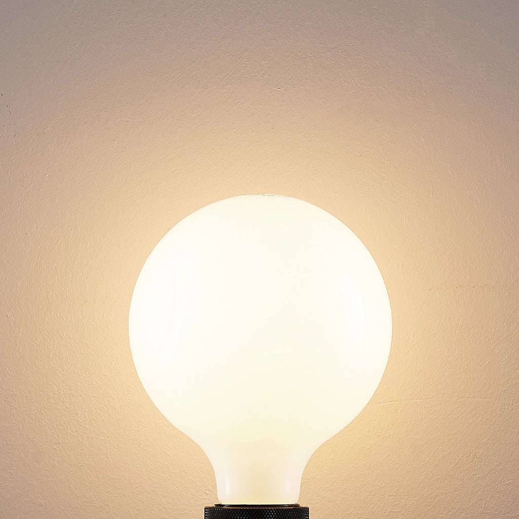 LED-pære G125 globe E27 8W 2700K dimbar opal nærbilde