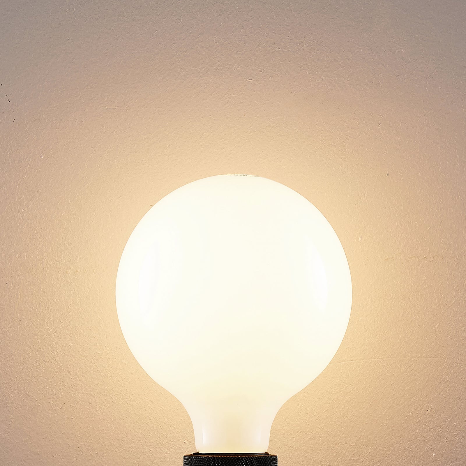 LED-pære G125 globe E27 8W 2700K dimbar opal nærbilde