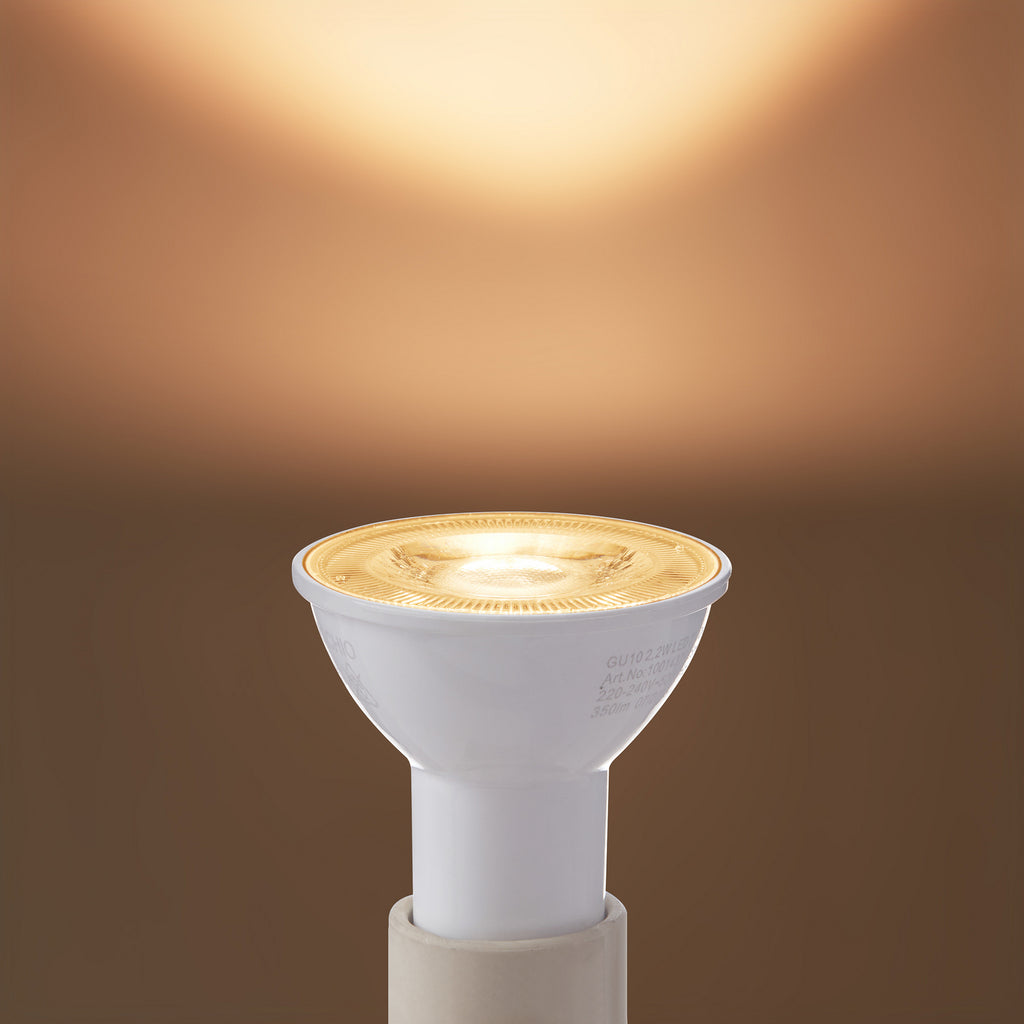 Montert LED-pære GU10 2,2W 2700K 350lm varmhvit 10-pk i lampe