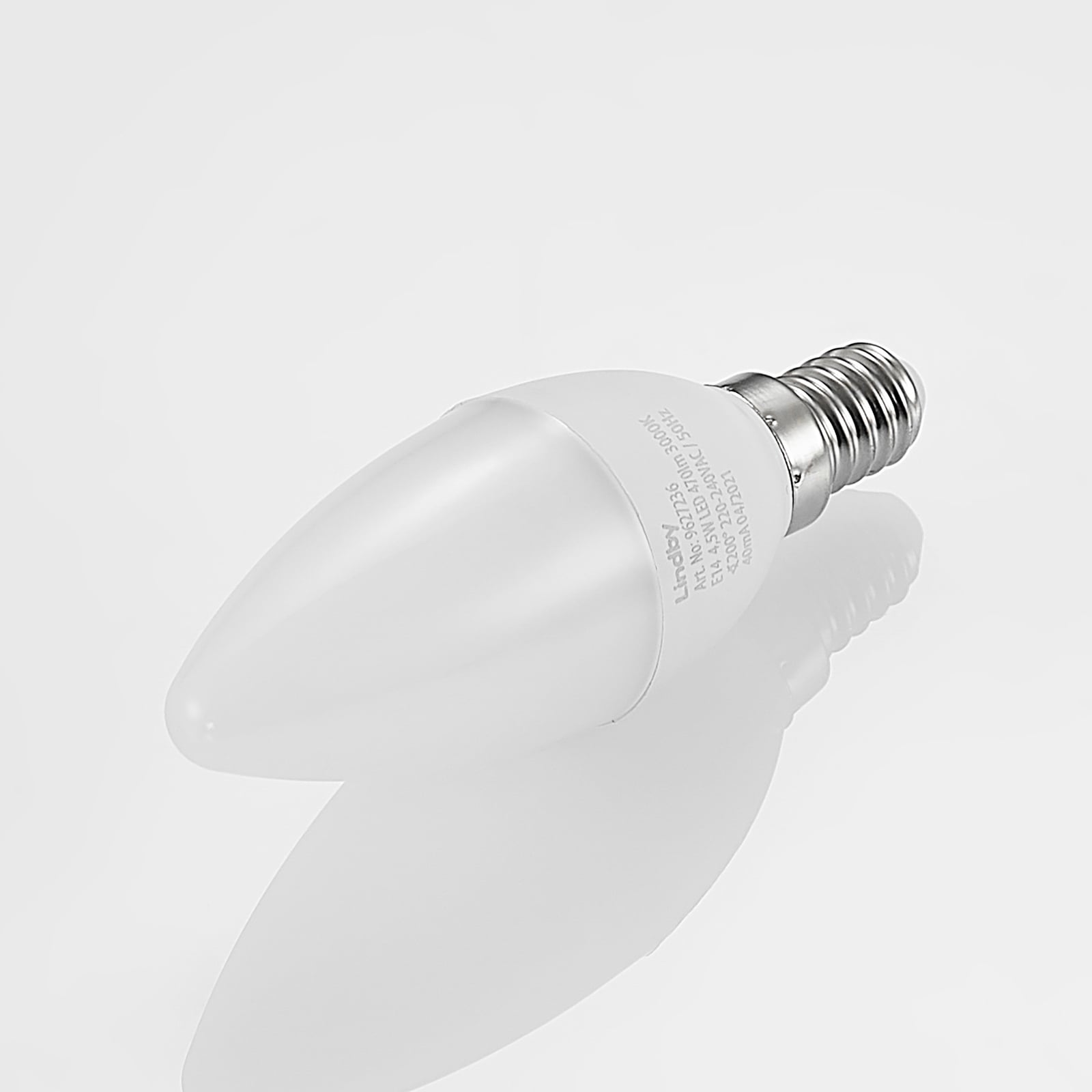LED-pære kronelysform E14 4,5W 3000K opal 470lm 3-pk - Lindby i bruk