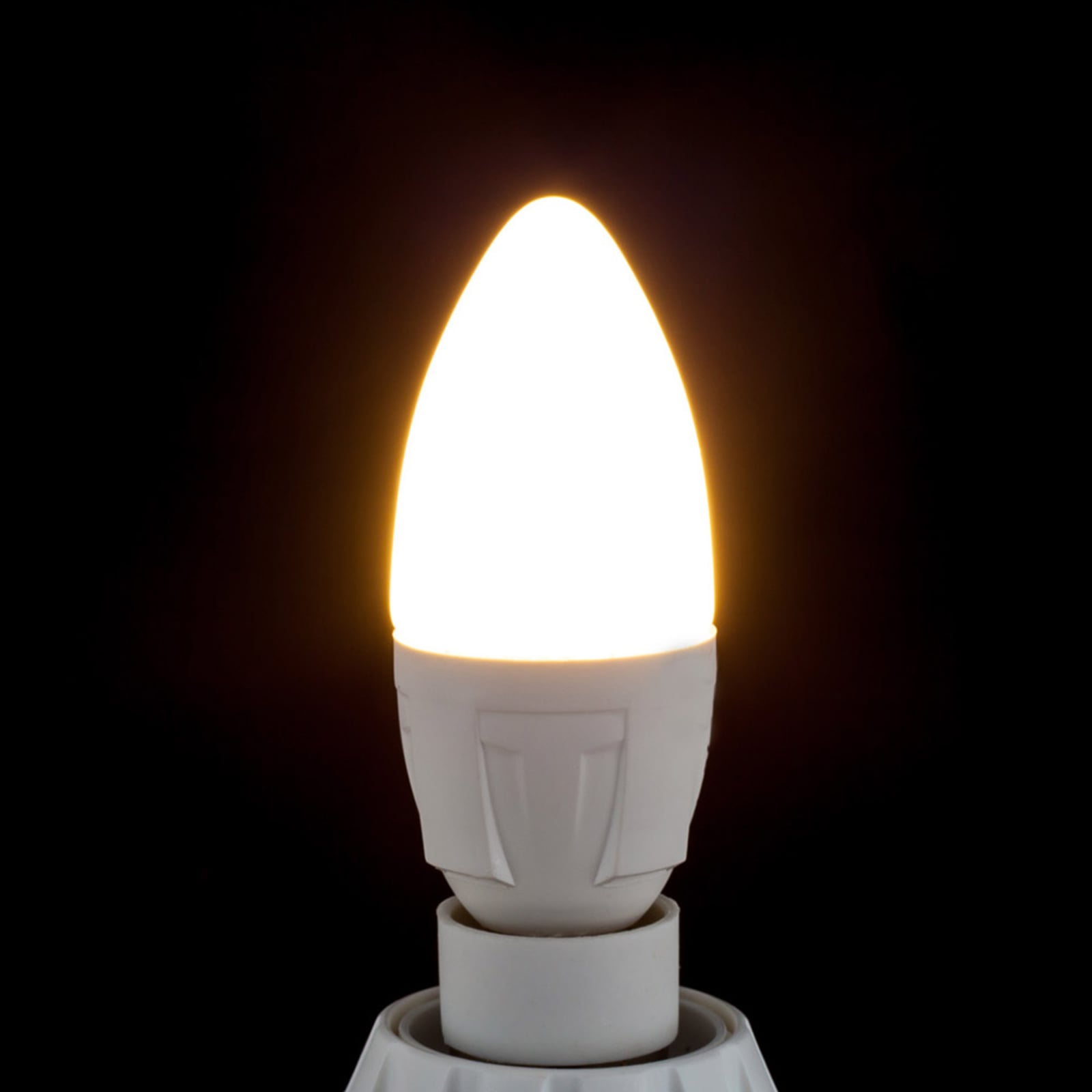 Detalj av LED-pære kronelysform E14 4,9W 3000K matt 470lm - Lindby