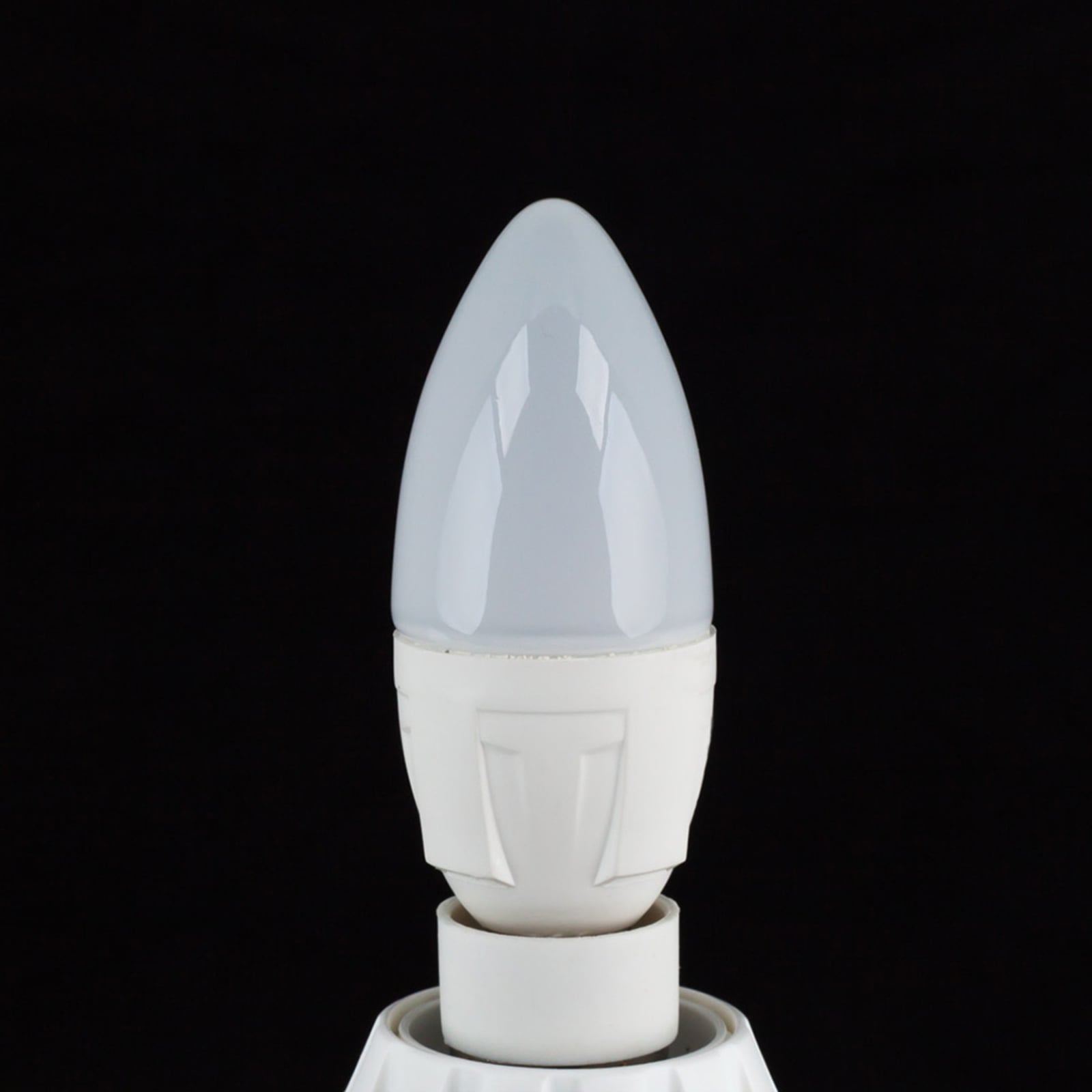Montert LED-pære kronelysform E14 4,9W 3000K matt 470lm - Lindby