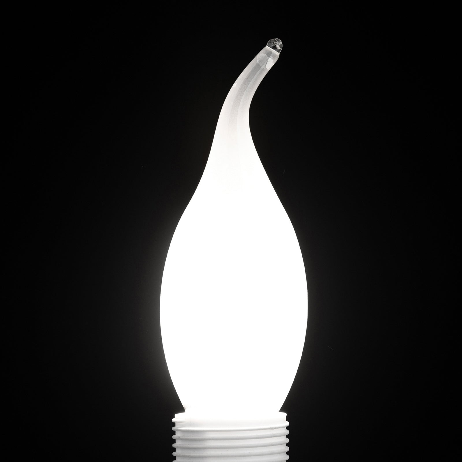 LED-pære vindstøtlys E14 4,5W 2700K matt dimbar - ORION montert i lysekrone