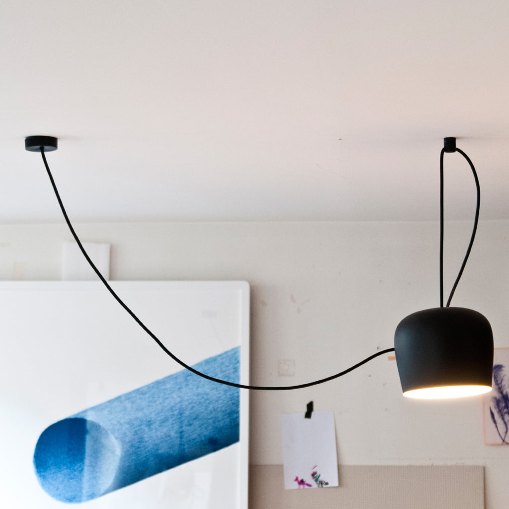 LED pendellampe Aim design svart Ø24 cm dimbar 16W montert i rom