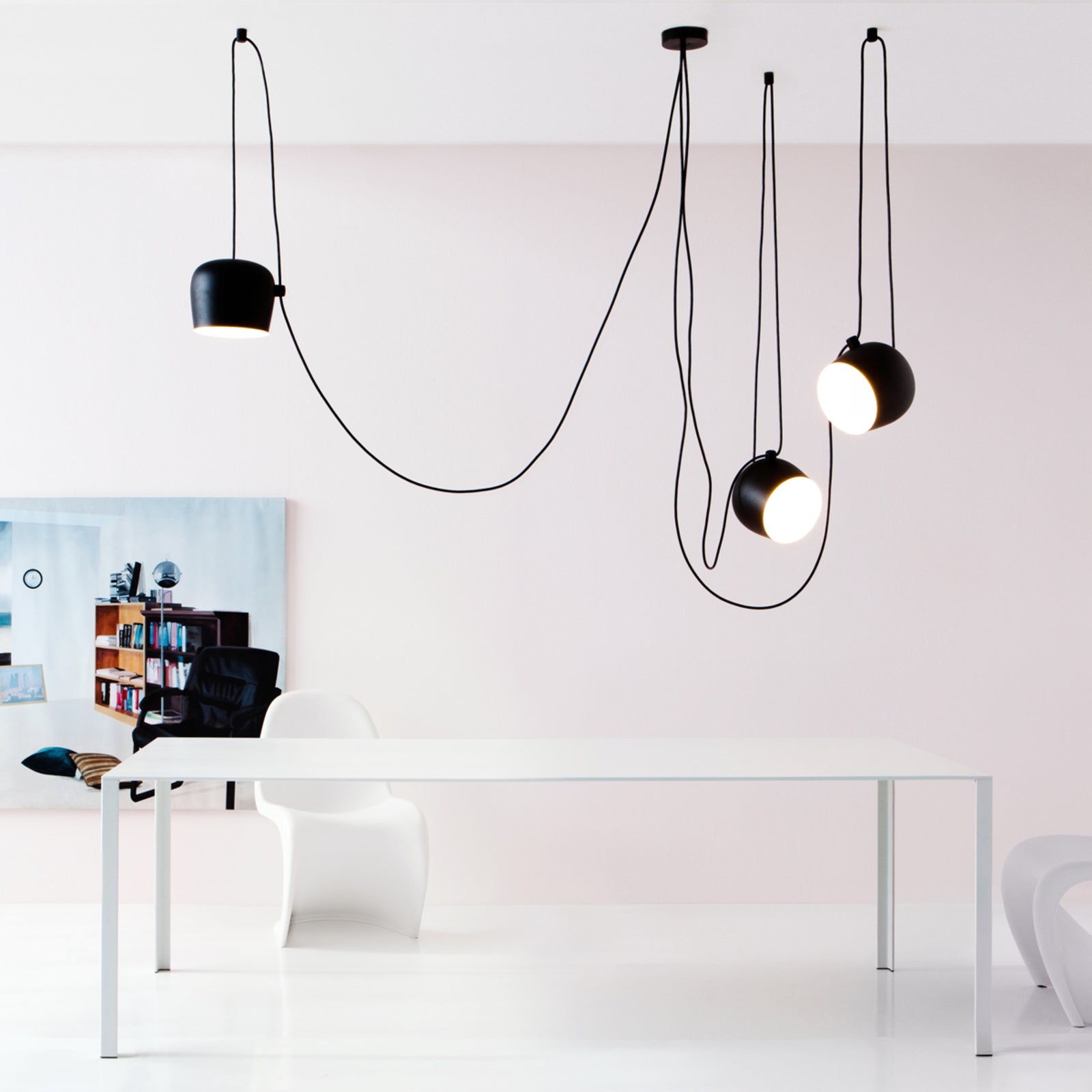 LED pendellampe Aim design svart Ø24 cm dimbar 16W fra siden